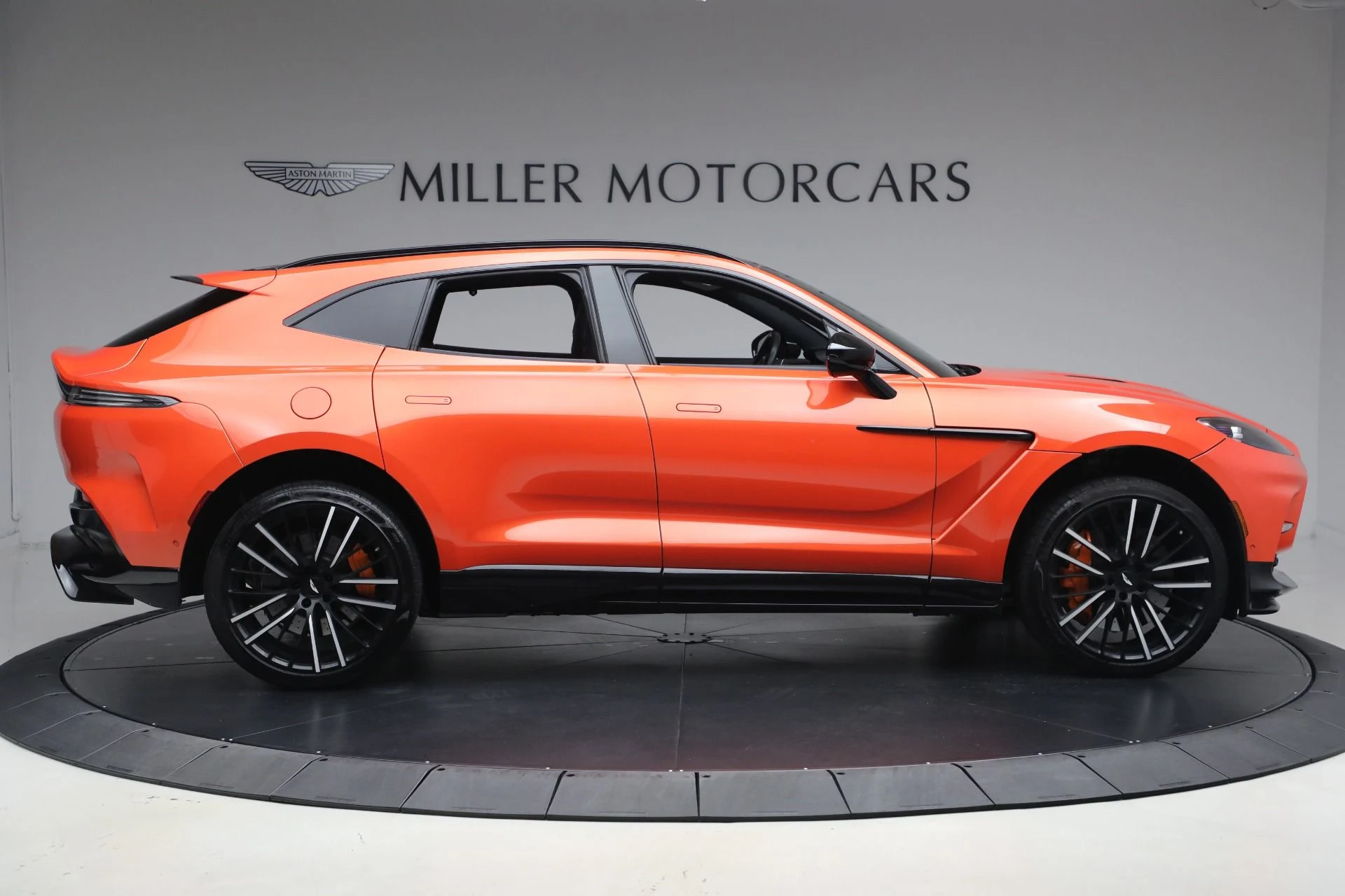 mph008_718141561_Used_2023_Aston_Martin_DBX_707_1764179336_dc5e001316