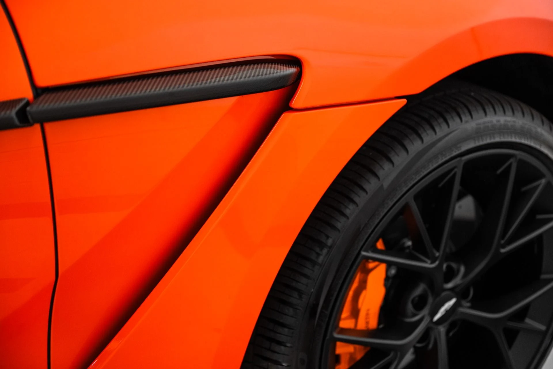 mph008_7544776_Used_2025_Aston_Martin_DBX_707_1748959342_104cf19b16