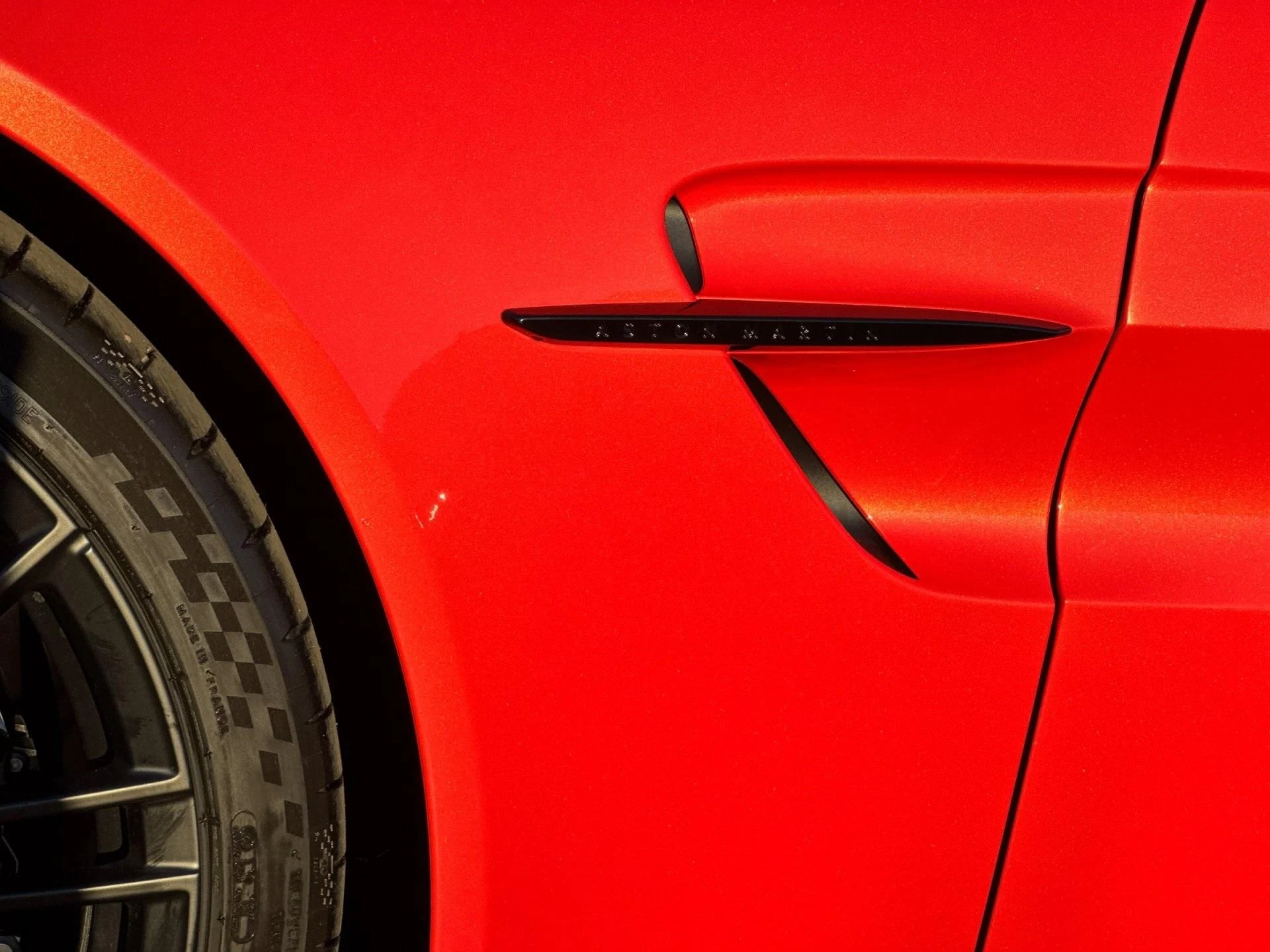mph008_800364683_New_2025_Aston_Martin_Vantage_Base_1747424888_eb321e3fe1