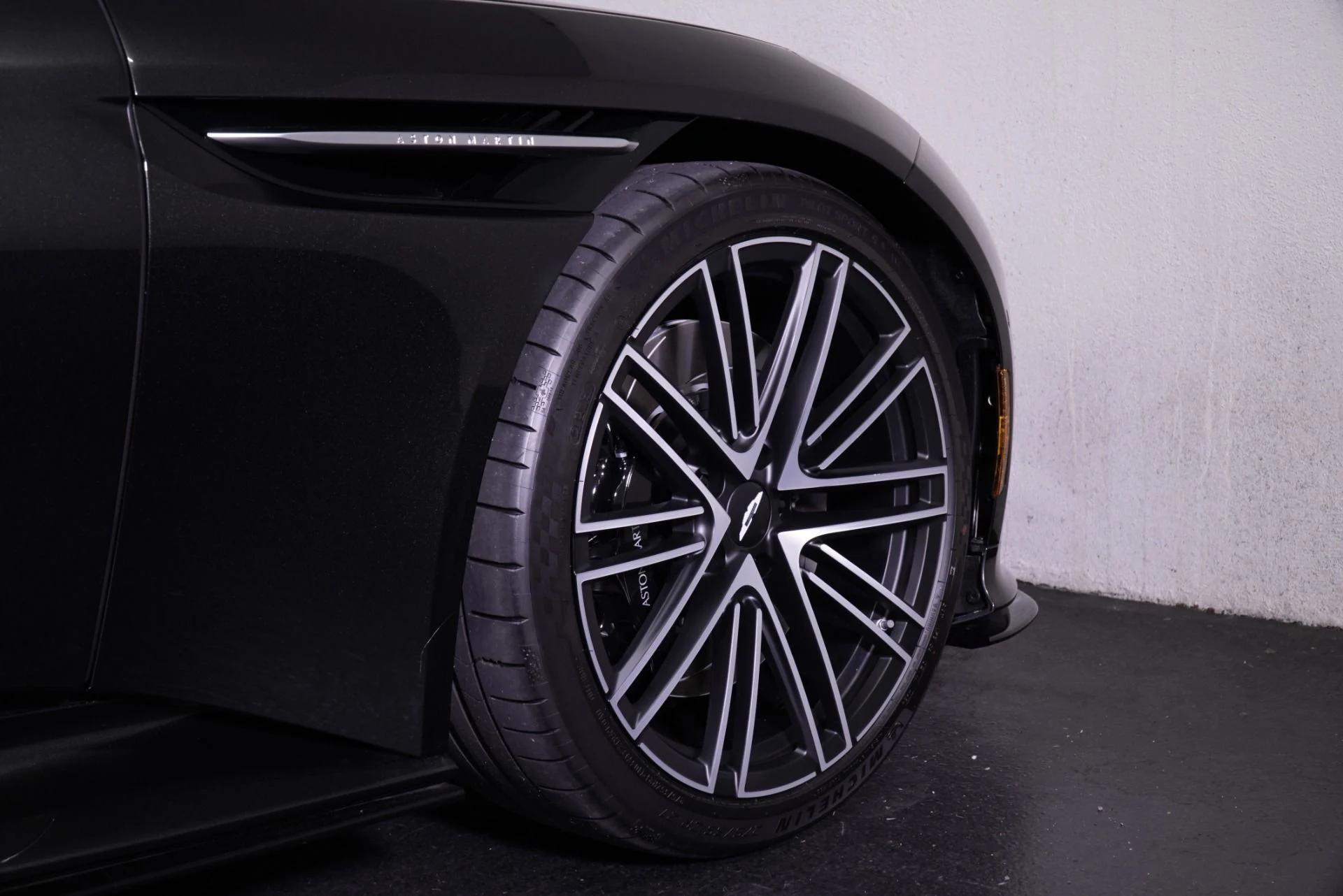 mph008_808498113_New_2026_Aston_Martin_DB_12_Volante_Volante_1762323175_46a20aacb4