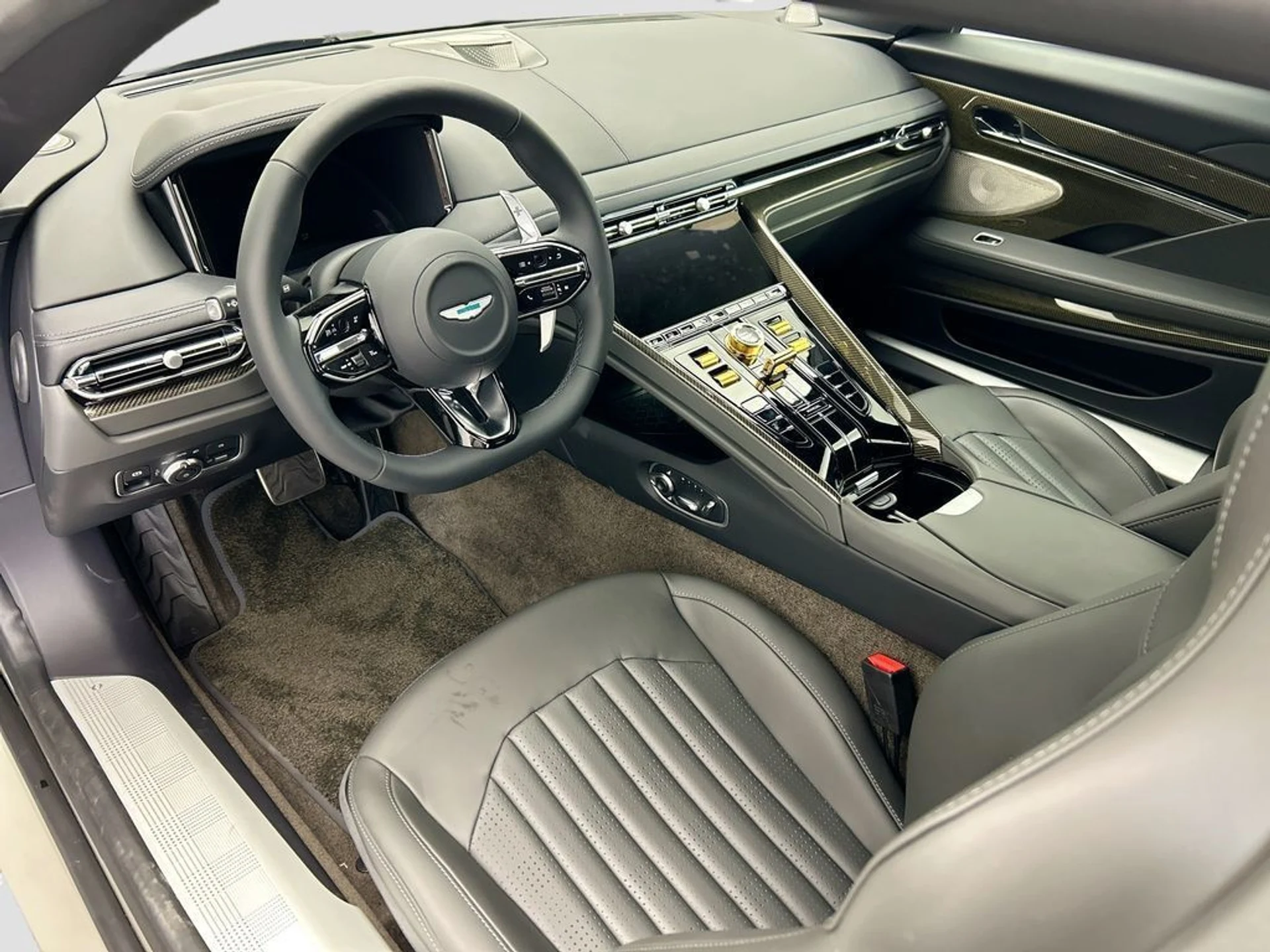 mph008_832482221_used_2026_aston_martin_db12_coupe_8119_22986073_9_1024_4a45cd3515