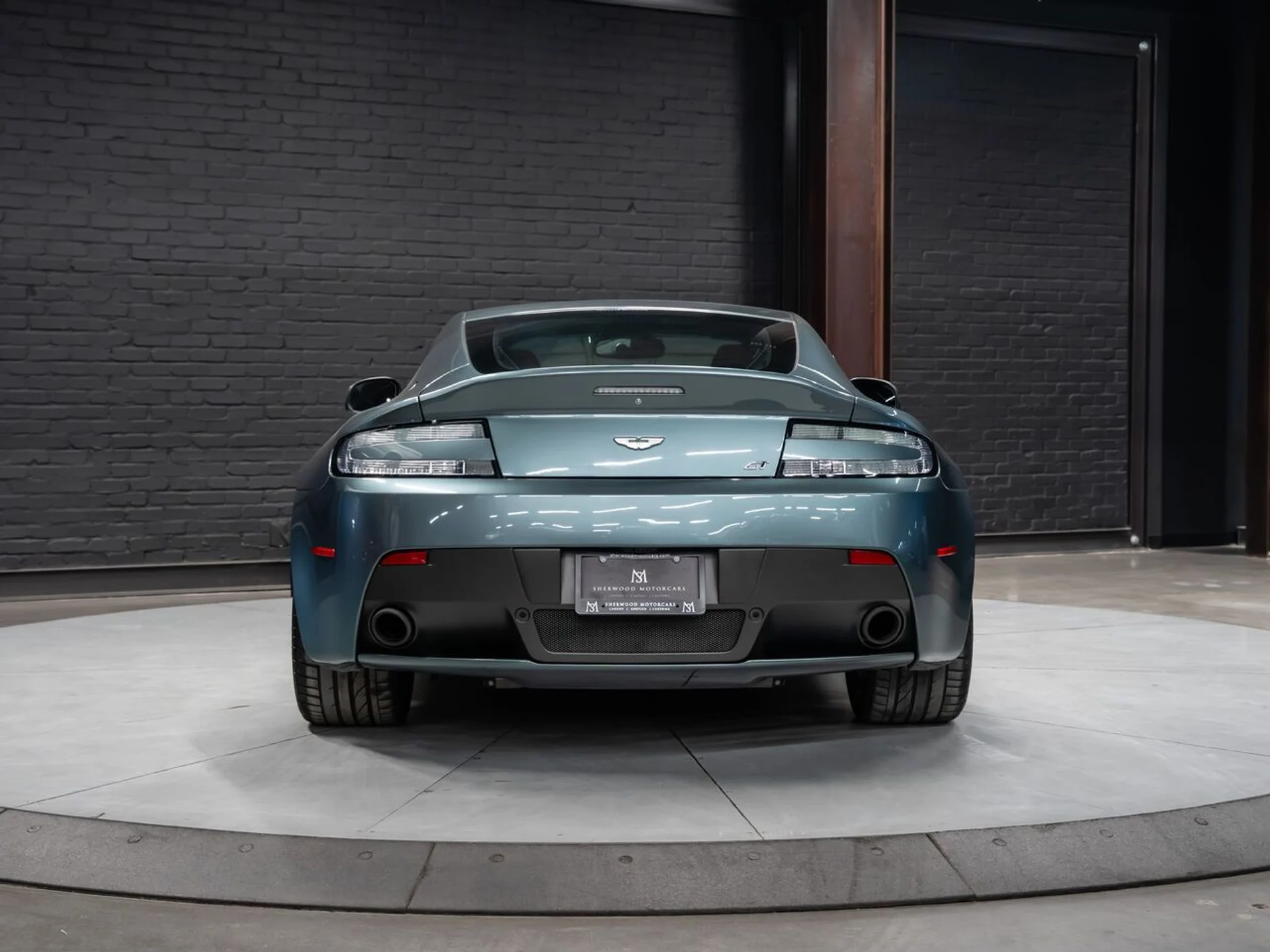 mph008_865582501_aston_martin_v8_vantage_2015_9e0cedab20