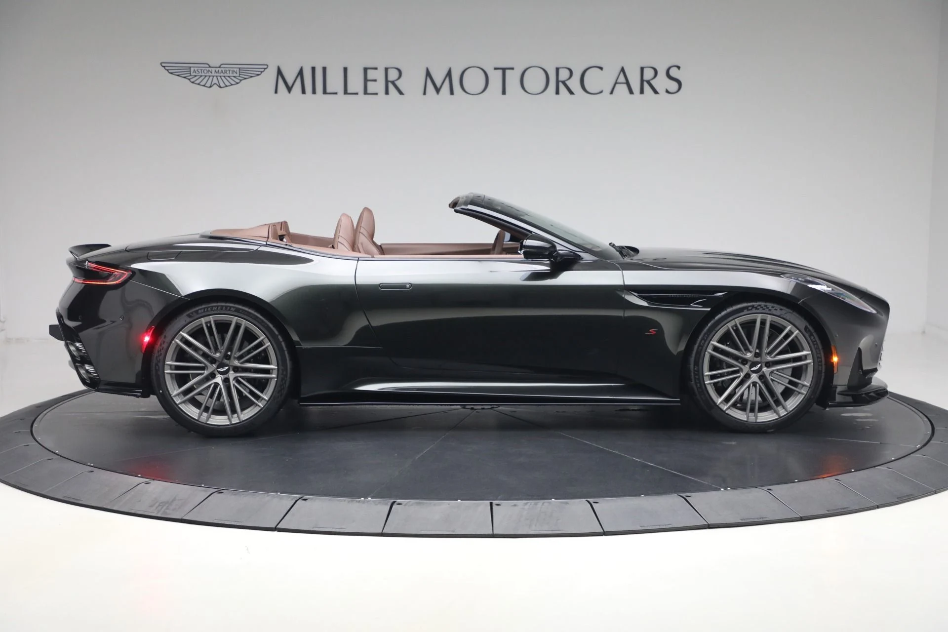 mph008_868485174_New_2026_Aston_Martin_DB_12_S_Volante_1787328919_02d828091e