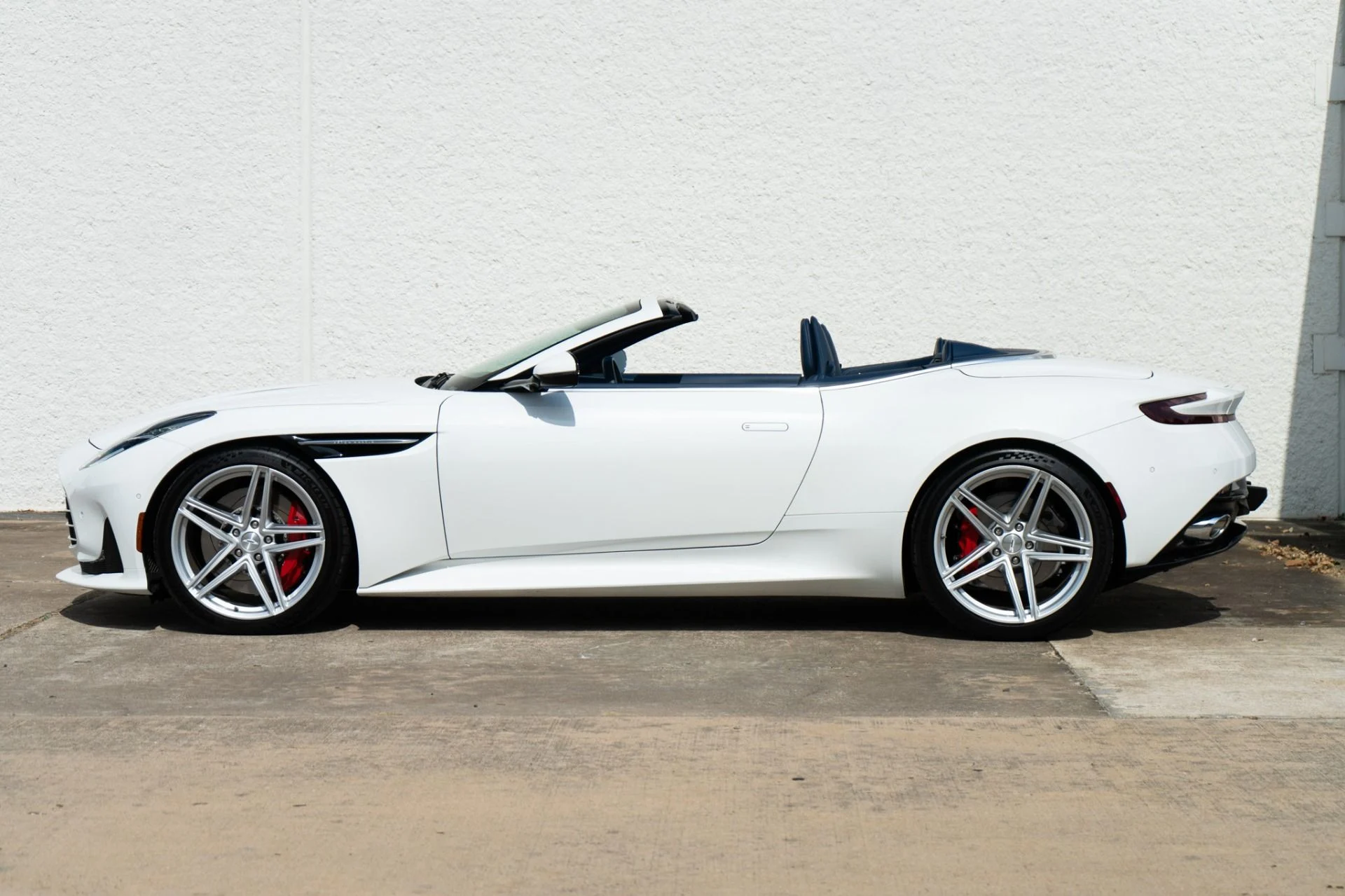 mph008_874743168_Used_2025_Aston_Martin_DB_12_Volante_1785884214_6d43634c44