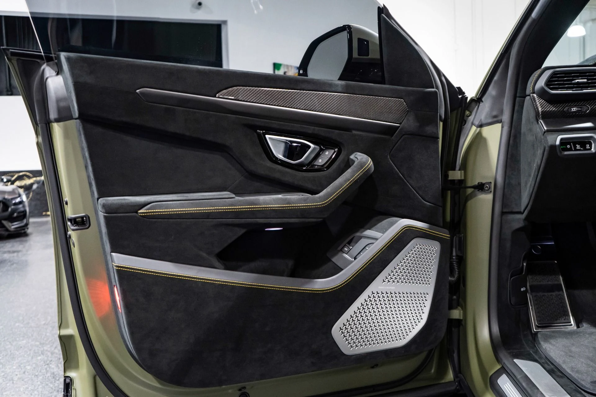 mph008_901616778_Used_2023_Lamborghini_Urus_Performante_FACTORY_MATTE_322297_MSRP_1764030987_08fa13ceea