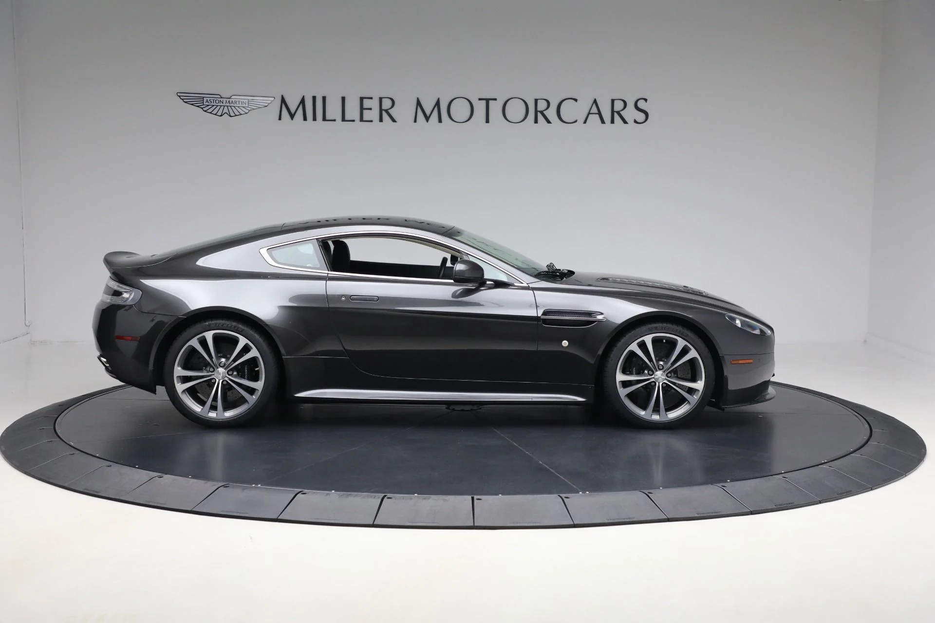 mph008_91888516_Used_2011_Aston_Martin_V12_Vantage_546f63eecf