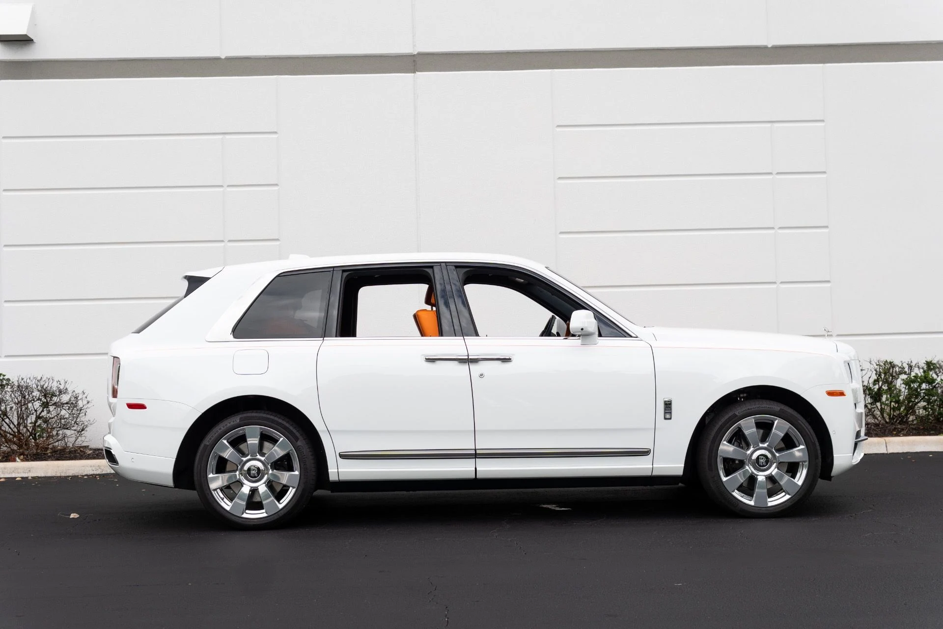 mph008_924100136_Used_2023_Rolls_Royce_Cullinan_1766776442_51bc3beee0