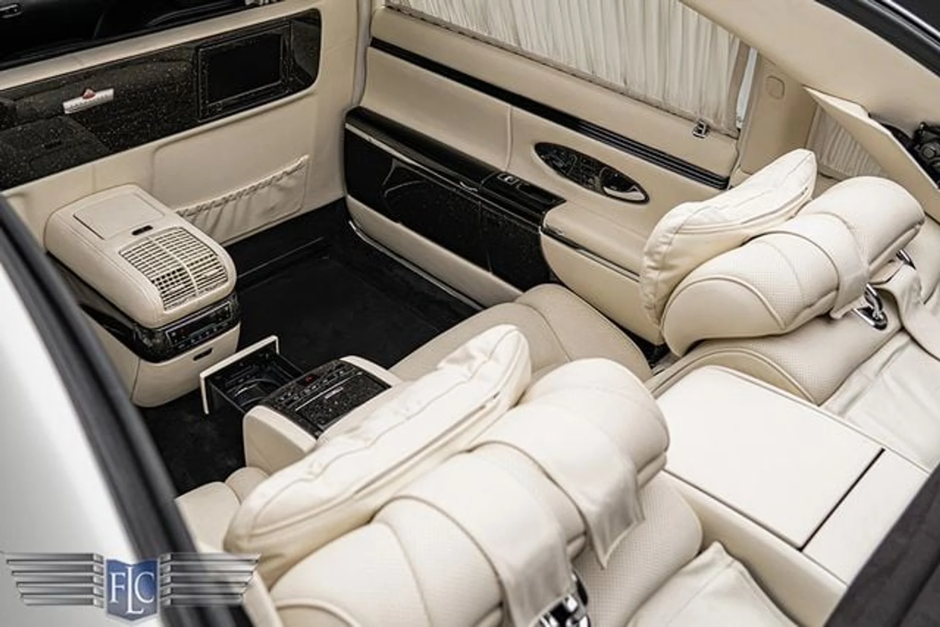 mph008_942993770_used_2009_maybach_landaulet_s_9689_23032482_13_640_a0022919f7