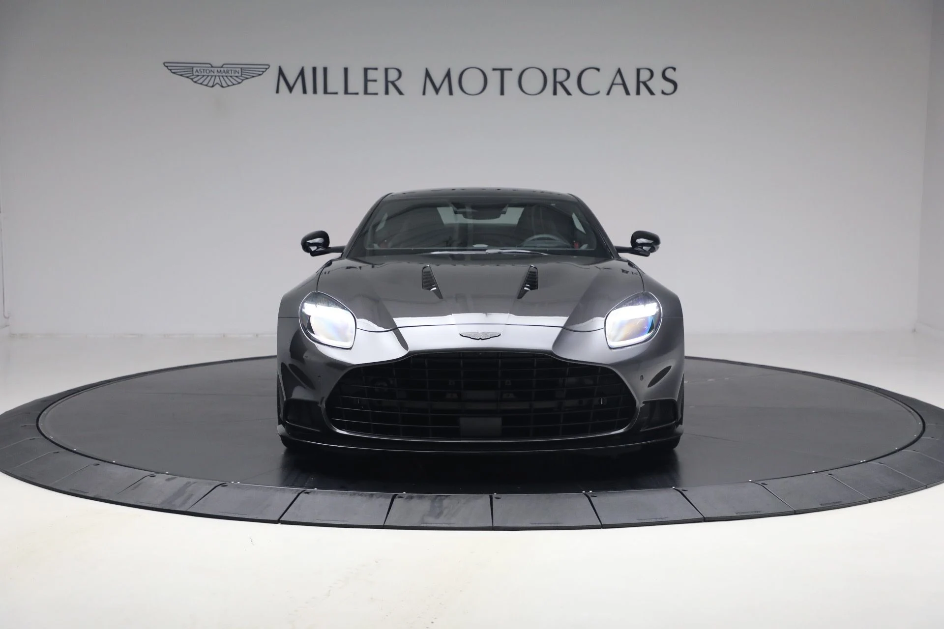 mph009_1035633574_Used_2026_Aston_Martin_Vanquish_1787327468_9f12d00739