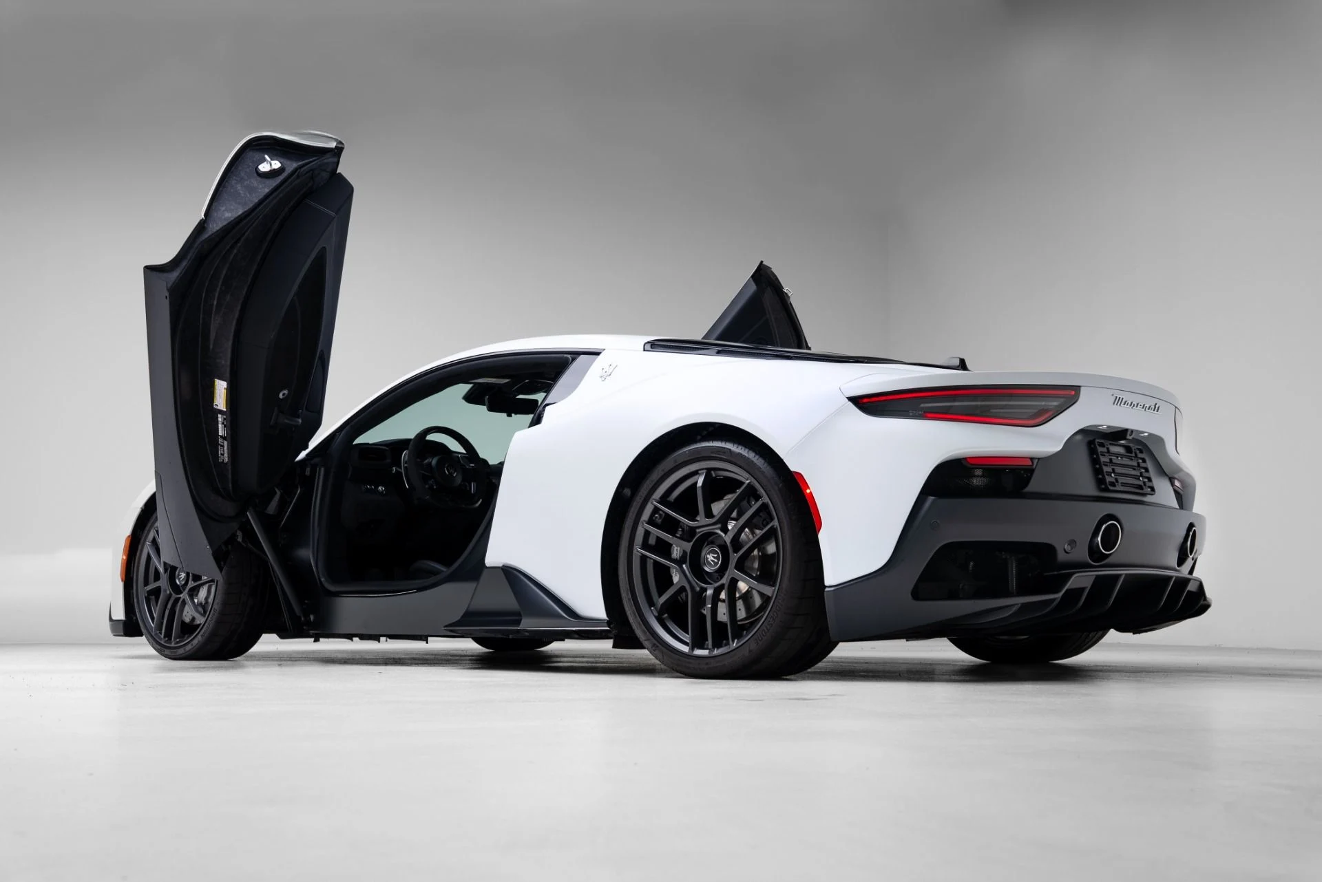 mph009_1039421104_Used_2023_Maserati_MC_20_1771372792_8e6a137d3a