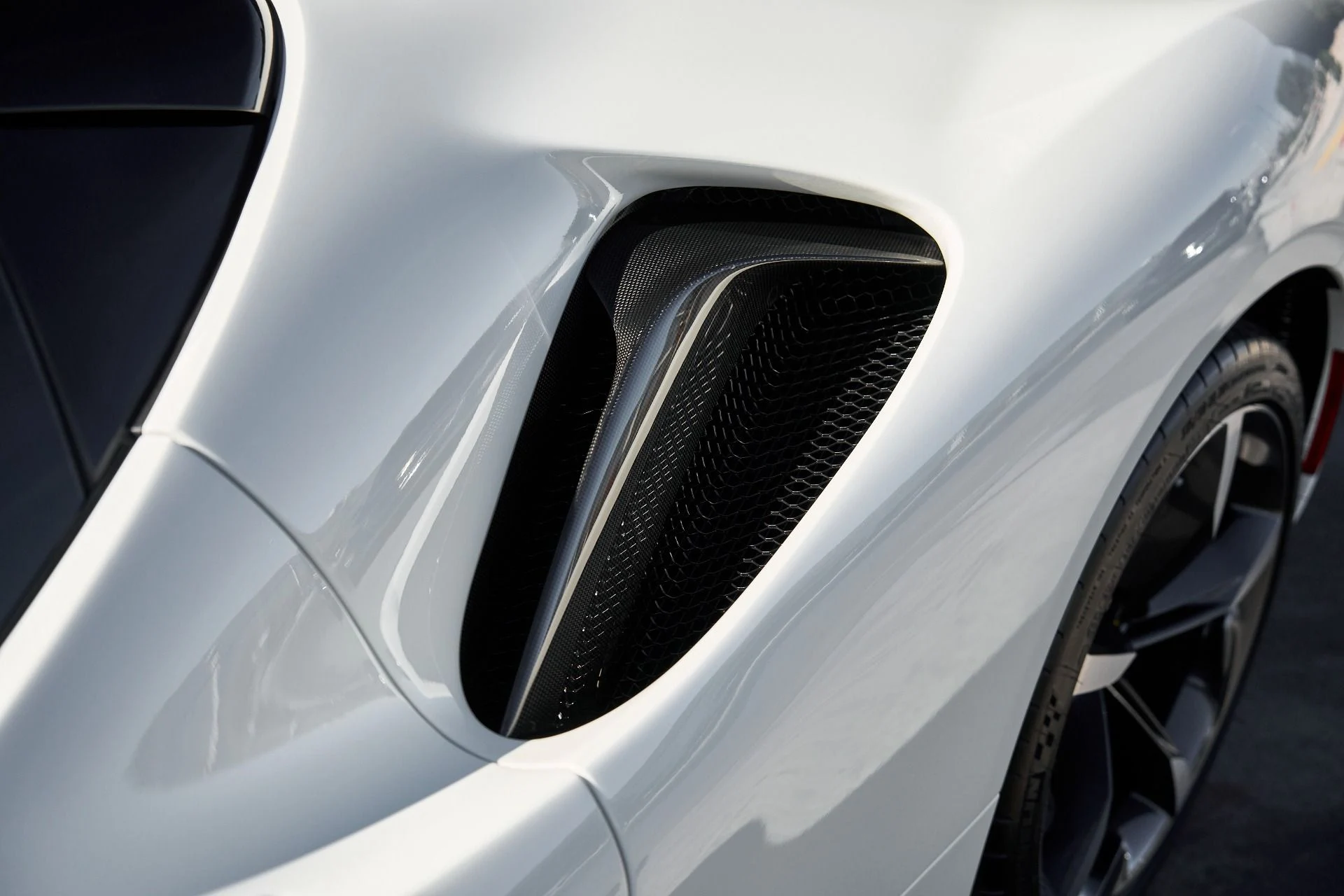 mph009_1047020013_Used_2023_Ferrari_SF_90_Stradale_1762821632_d1d8686212