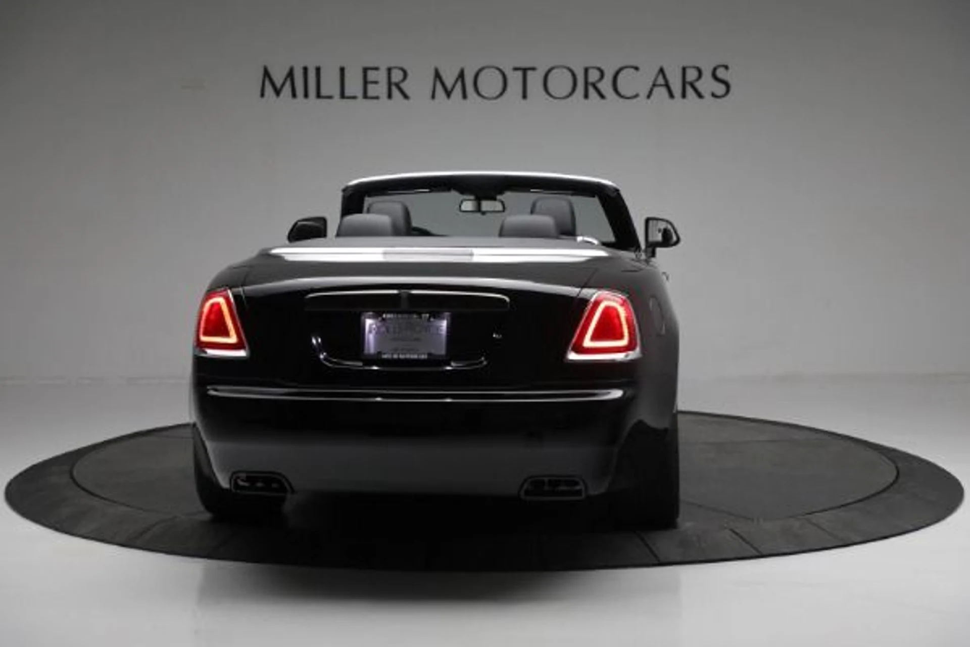 mph009_1061814795_Used_2018_Rolls_Royce_Black_Badge_Dawn_33aa1aa378