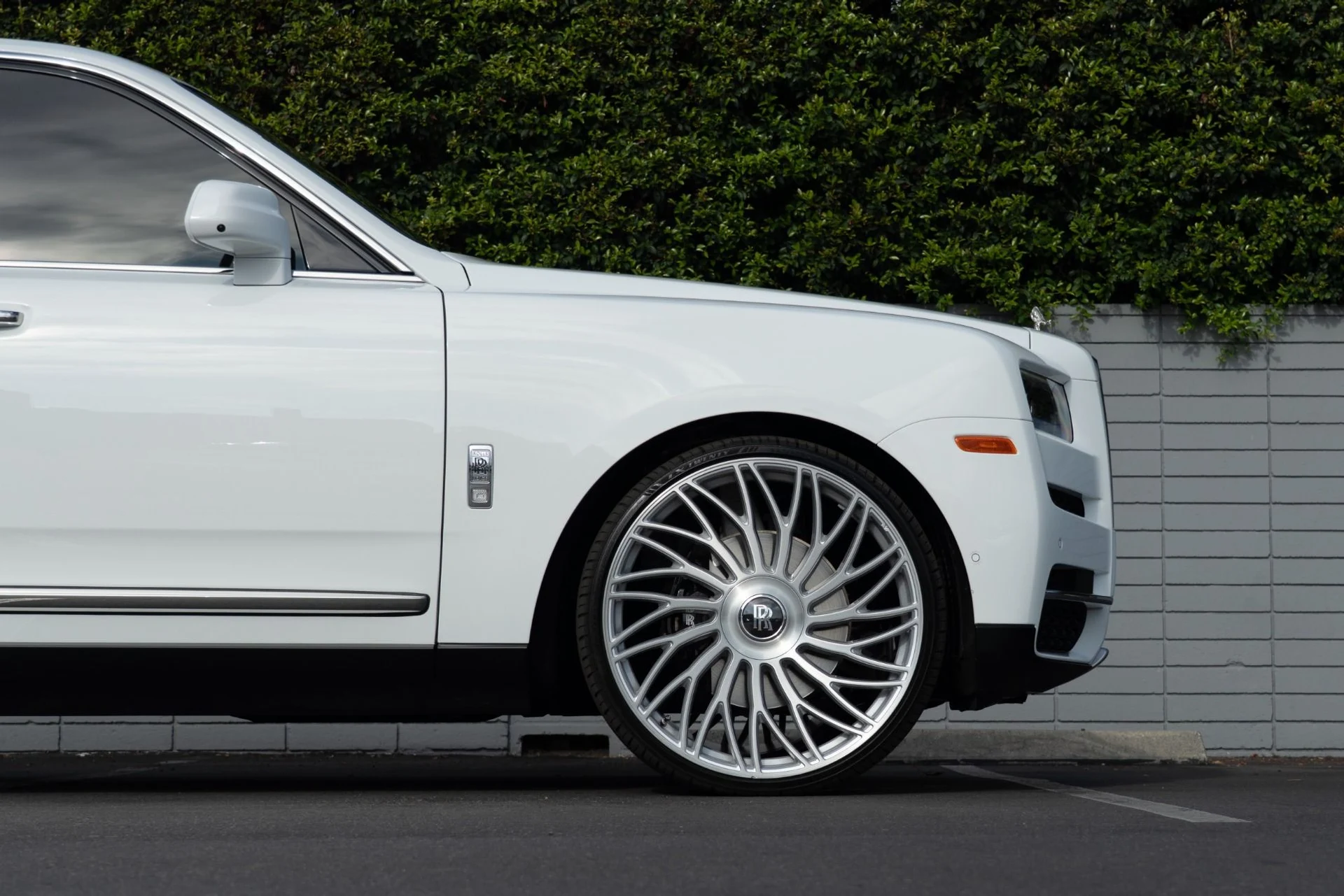 mph009_1077063994_Used_2022_Rolls_Royce_Cullinan_1758310349_5f2e2817d3