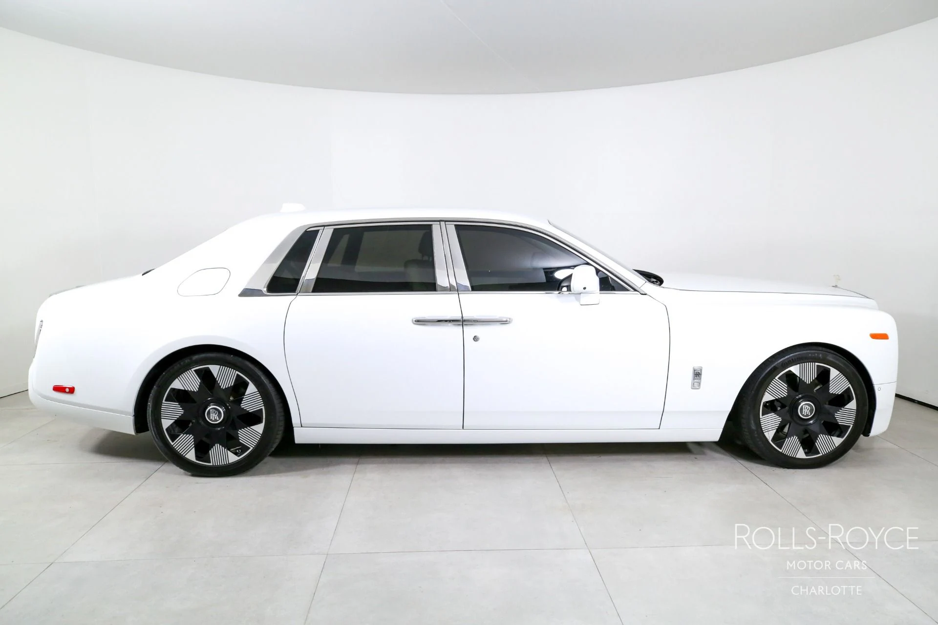 mph009_1081247629_Used_2024_Rolls_Royce_Phantom_1767116656_a3f43820f8