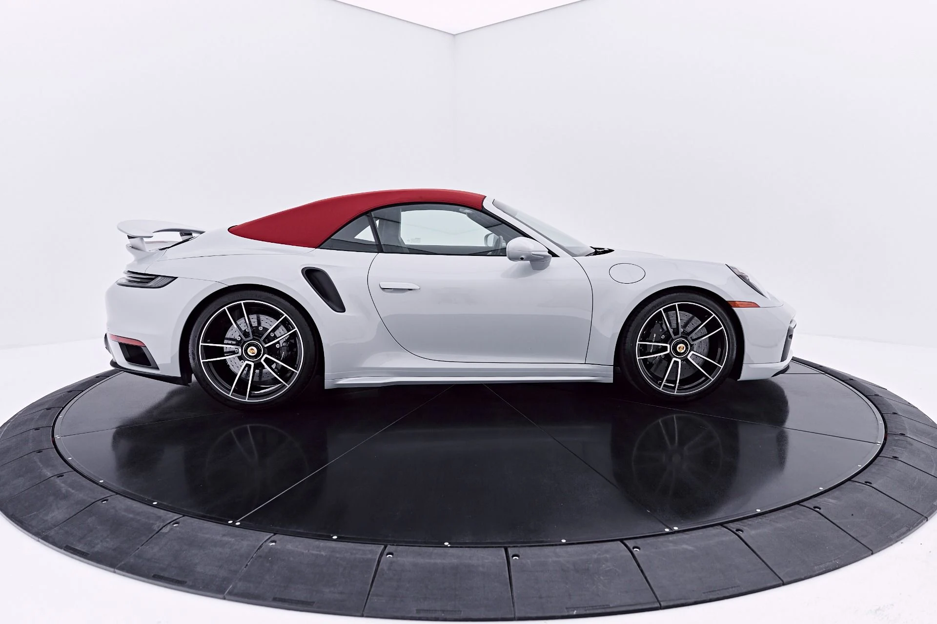 mph009_1107995391_Used_2024_Porsche_911_Turbo_S_1782870629_02f694b8a7
