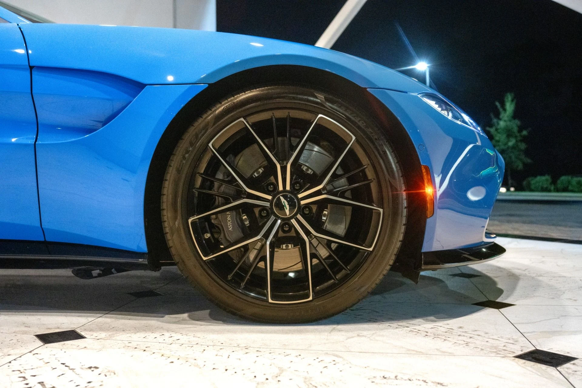 mph009_1117374174_Used_2021_Aston_Martin_Vantage_1790591355_6142bdf41d