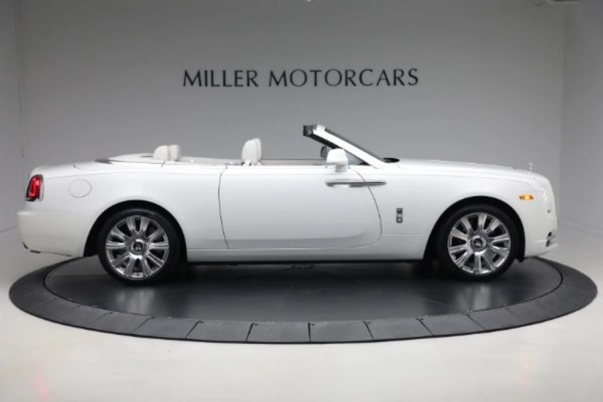 mph009_1124216640_Used_2018_Rolls_Royce_Dawn_af2e6432e1