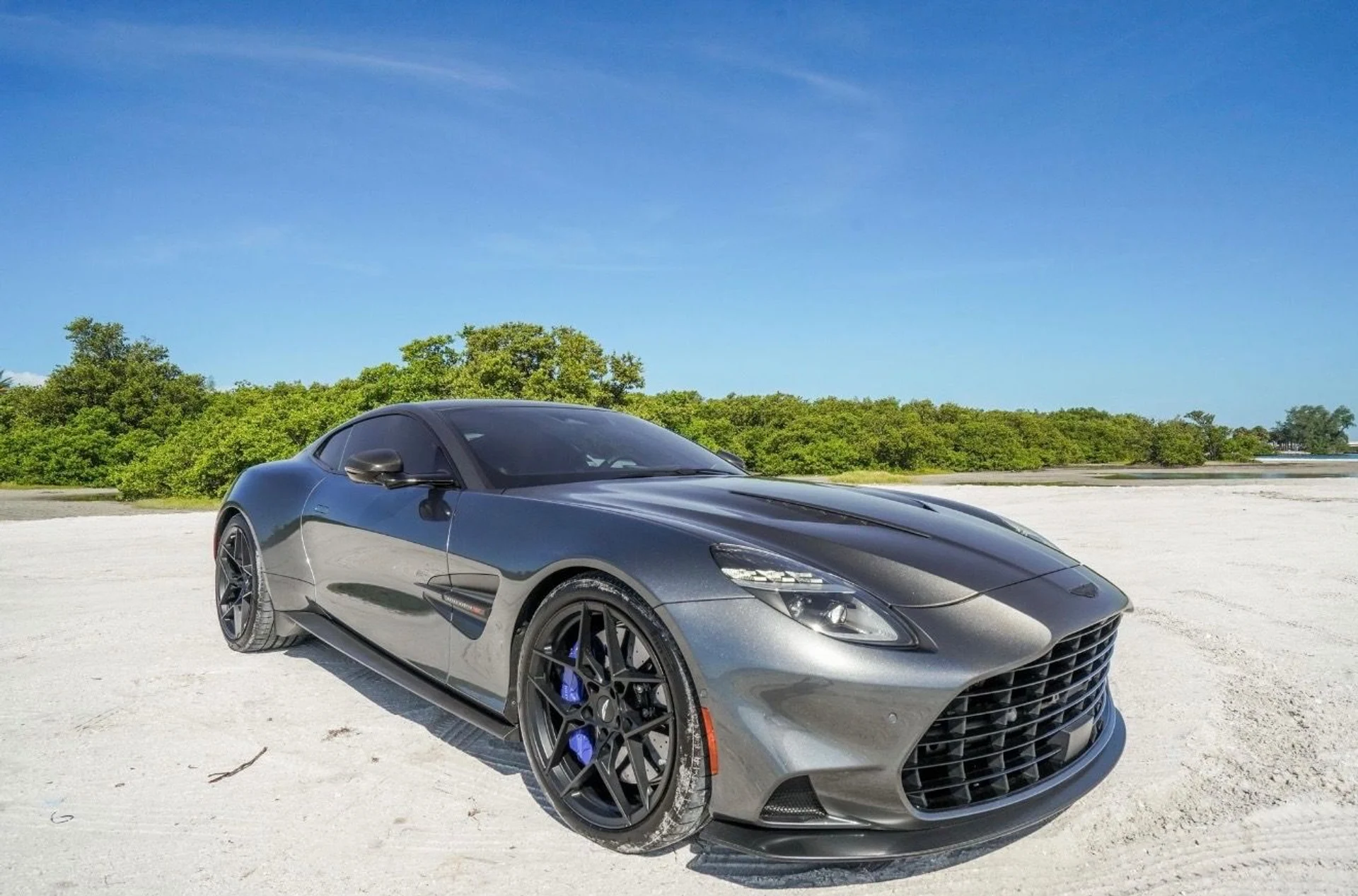 mph009_1131567440_Used_2025_Aston_Martin_Vanquish_1792440144_35e2ed542f