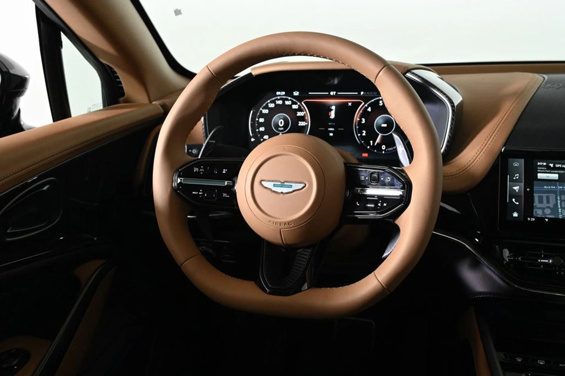 mph009_1159250488_new_2026_aston_martin_dbx_707awd_11350_22969436_10_1024_5149514825