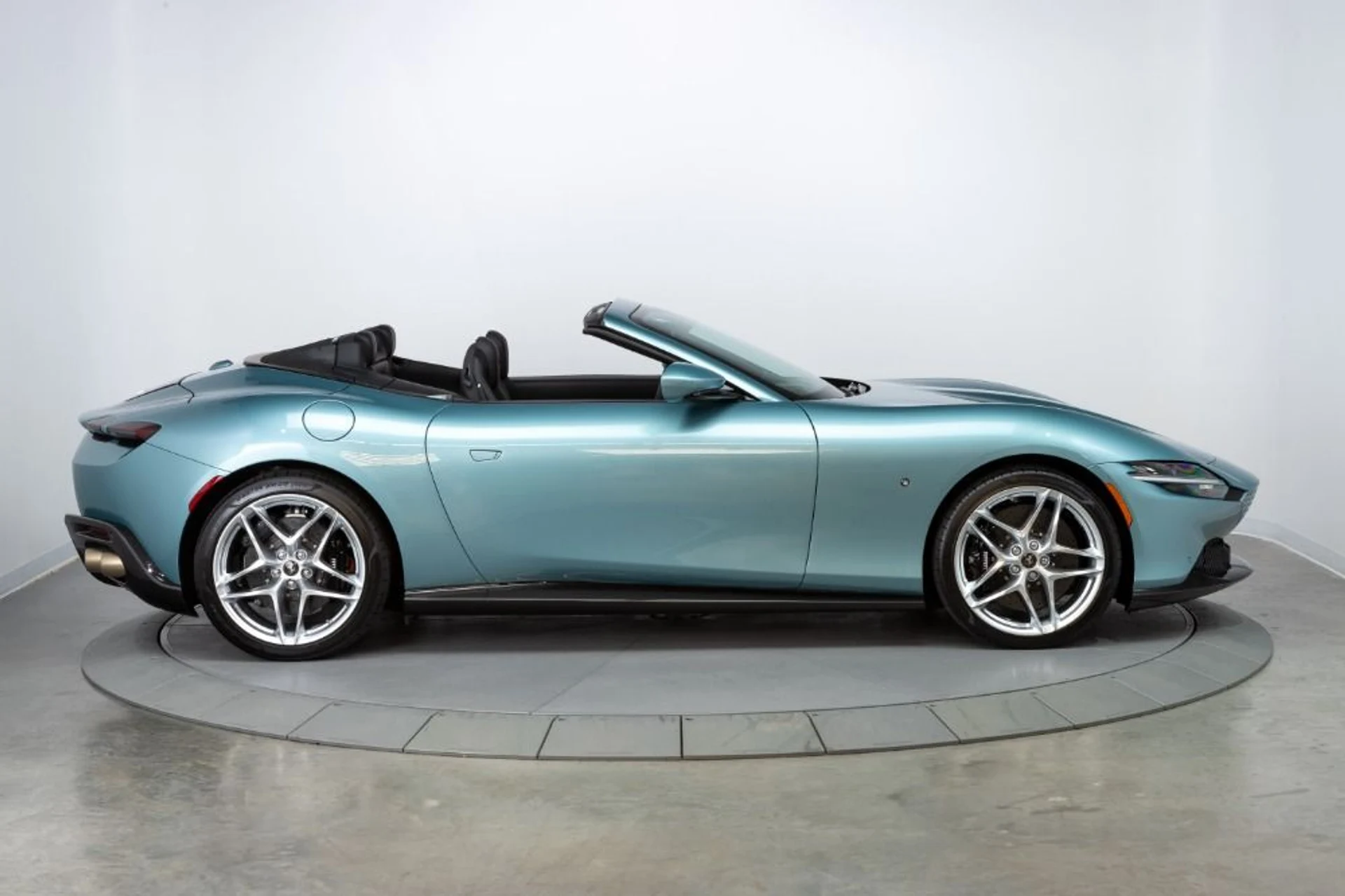 mph009_1188780401_Used_2024_Ferrari_Roma_Spider_8da469d2a5