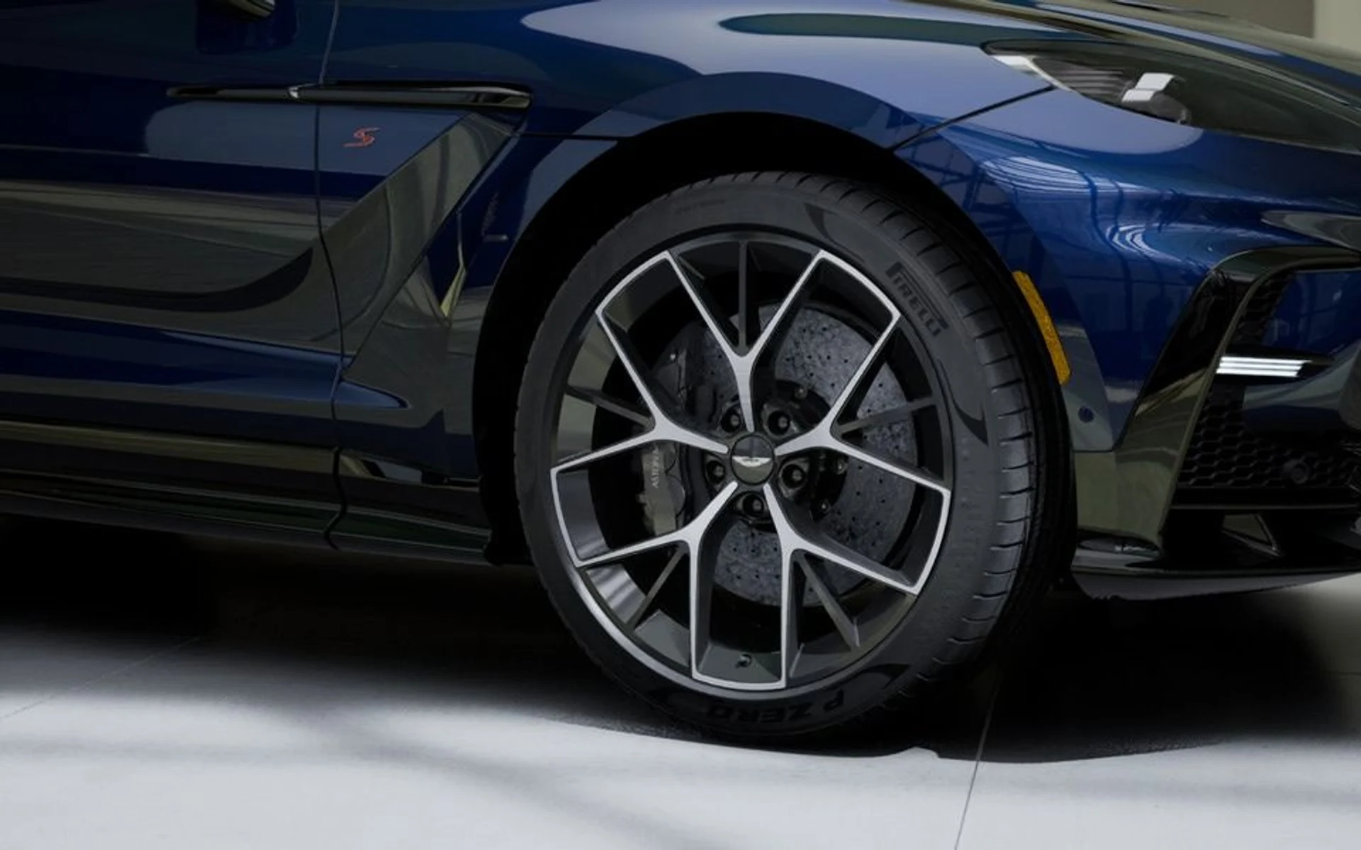 mph009_1203973446_New_2026_Aston_Martin_DBX_S_In_Transit_6e7b6a2e8e
