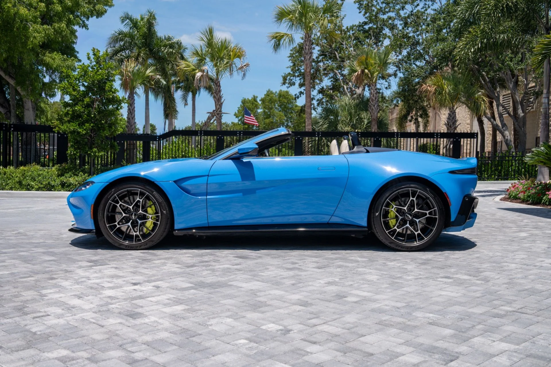 mph009_1213524146_Used_2021_Aston_Martin_Vantage_1781043631_fcc7797544