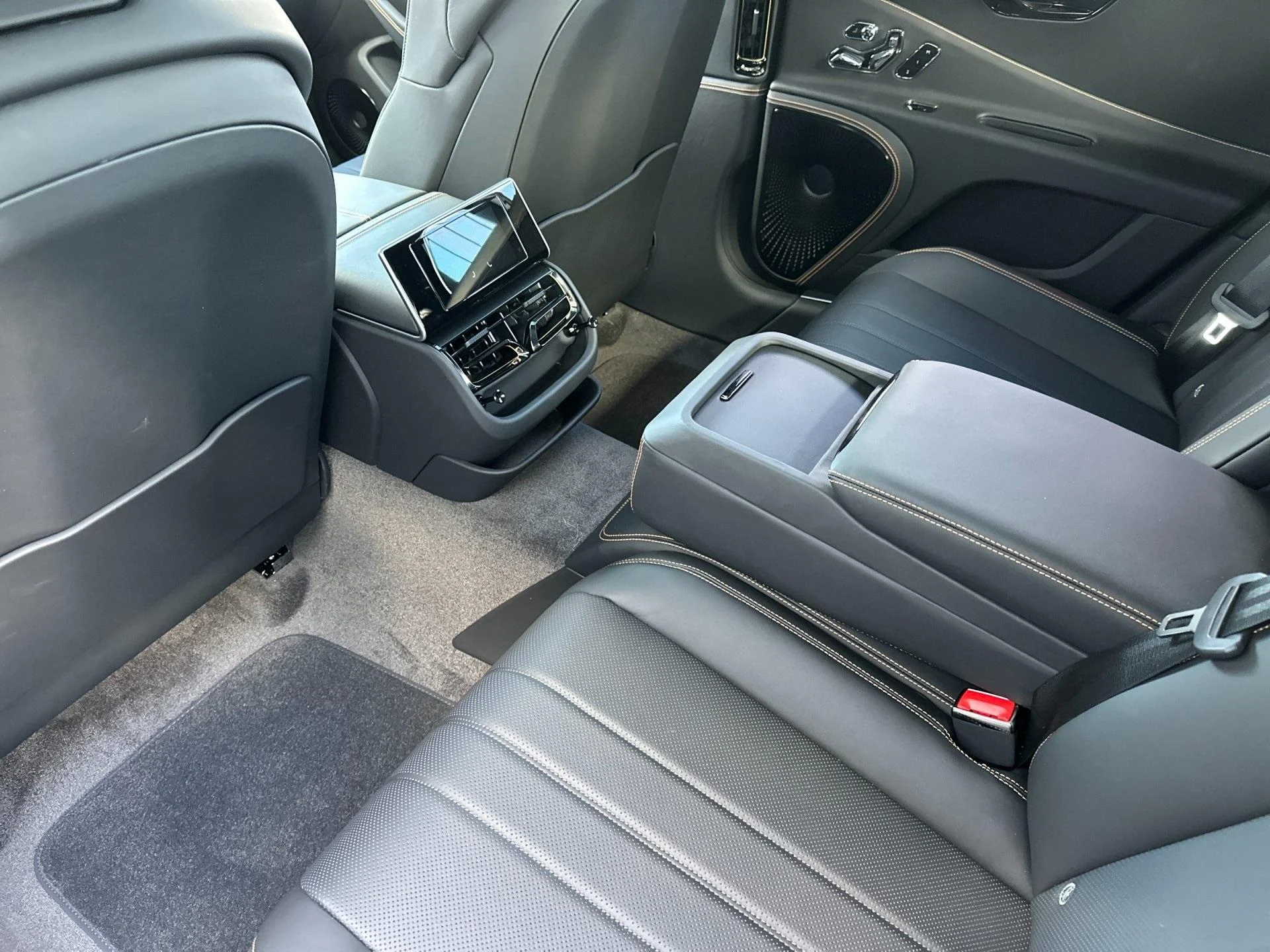 mph009_1229021444_New_2025_Bentley_Flying_Spur_Mulliner_1762940623_9b2a6cb310