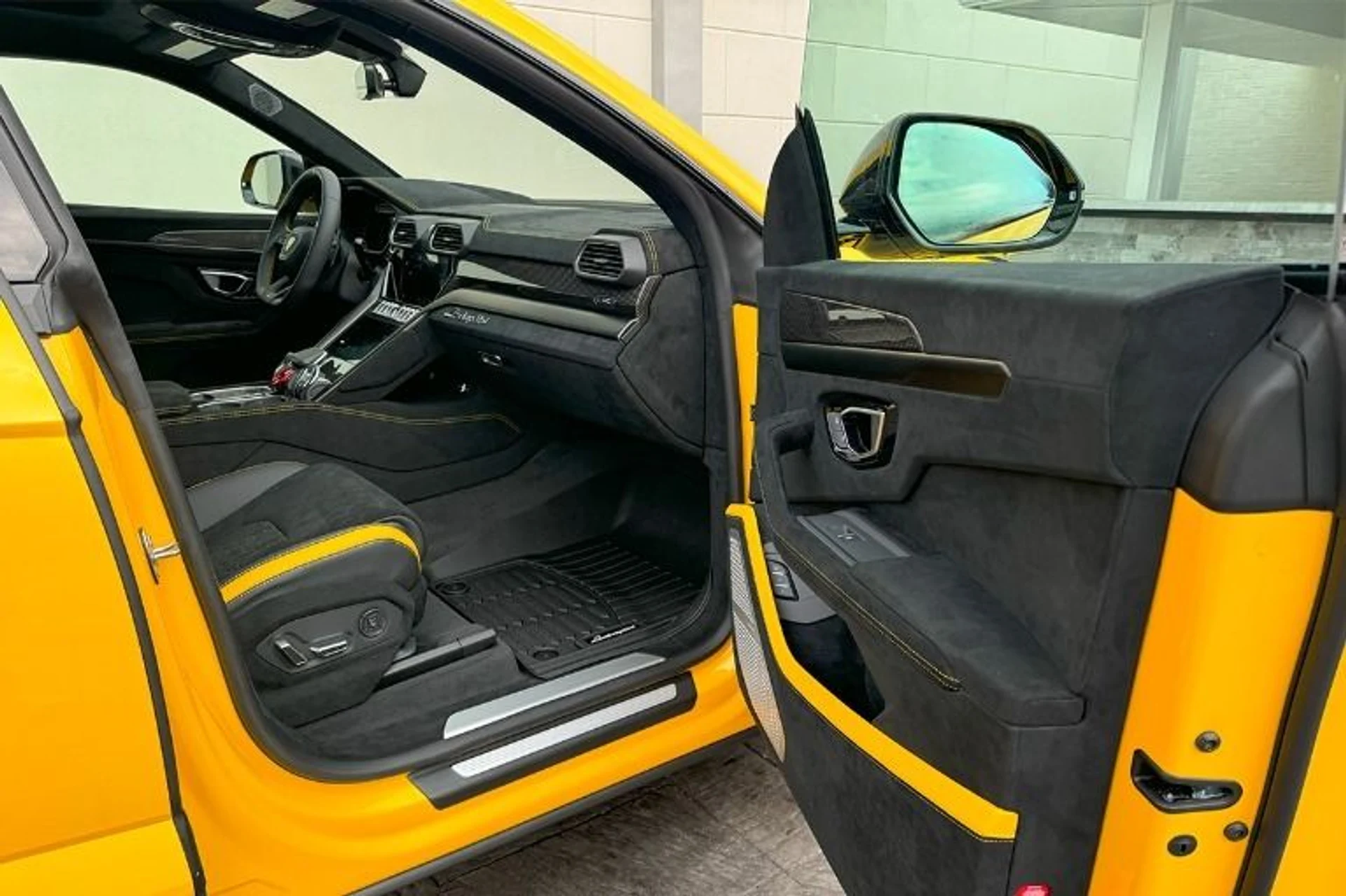 mph009_1252274028_Used_2024_Lamborghini_Urus_Performante_1737405766_009a50eb90