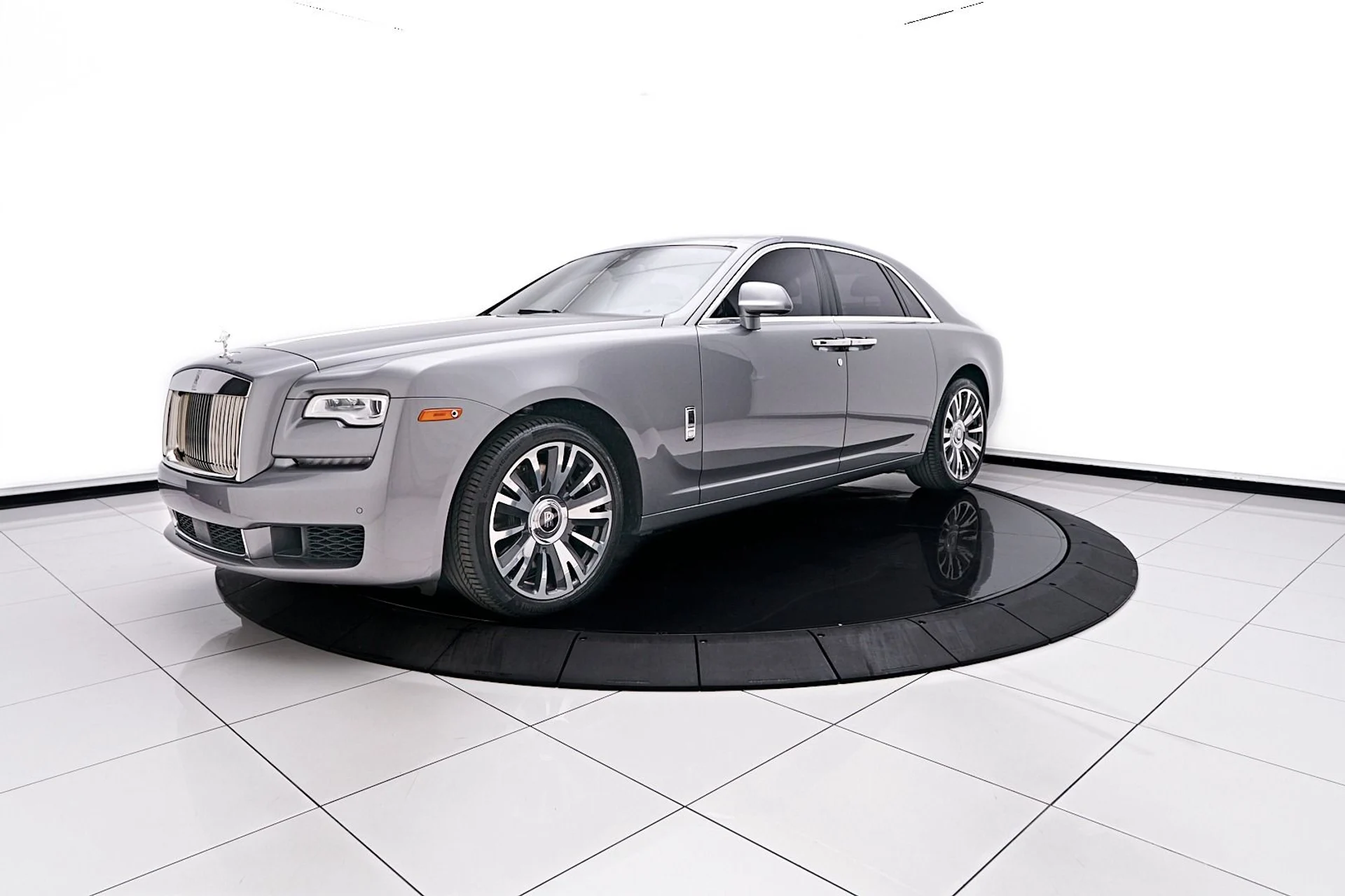 mph009_1256299462_Used_2019_Rolls_Royce_Ghost_Base_1744847276_79088bb2f0