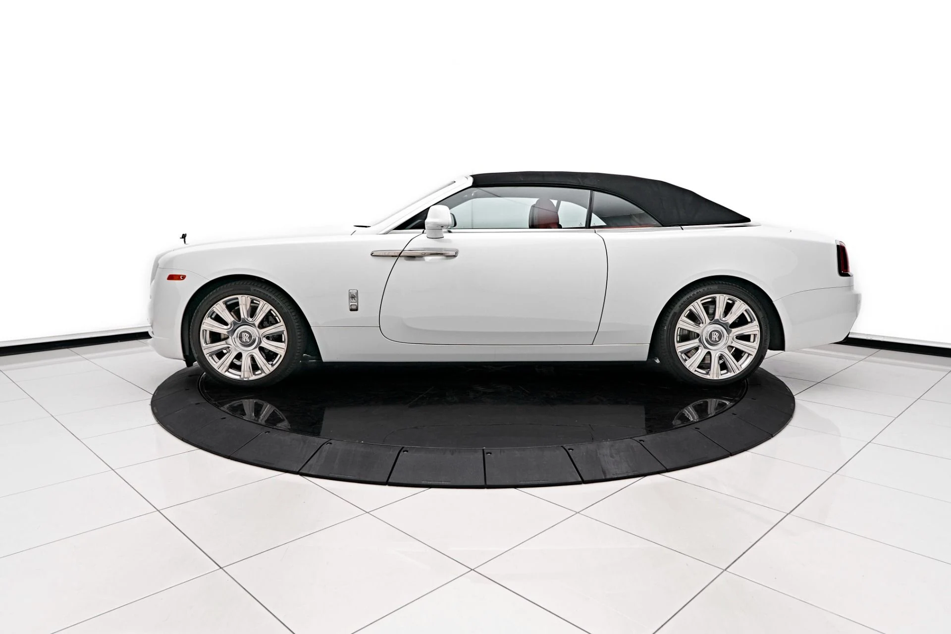 mph009_1266184666_Used_2018_Rolls_Royce_Dawn_Base_1722633895_fea3deaea2