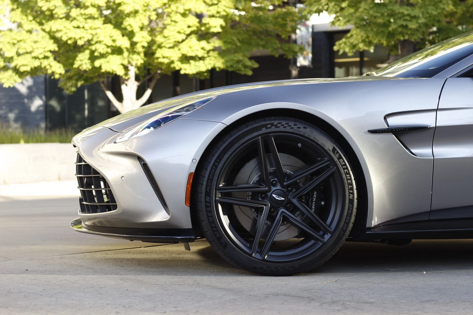 mph009_1270886522_Used_2025_Aston_Martin_Vantage_1788306651_bf2ba8ad6d