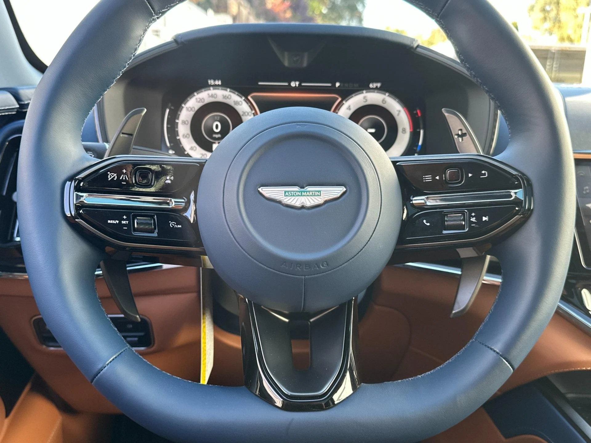 mph009_1300936806_New_2025_Aston_Martin_DBX_707_1761314797_0fc790c7c8