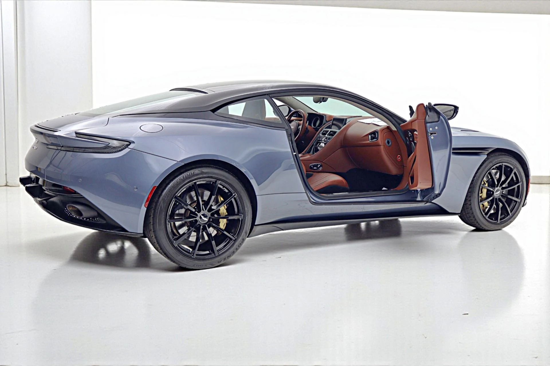 mph009_1306335302_Used_2020_Aston_Martin_DB_11_AMR_bc4fc6f0dc