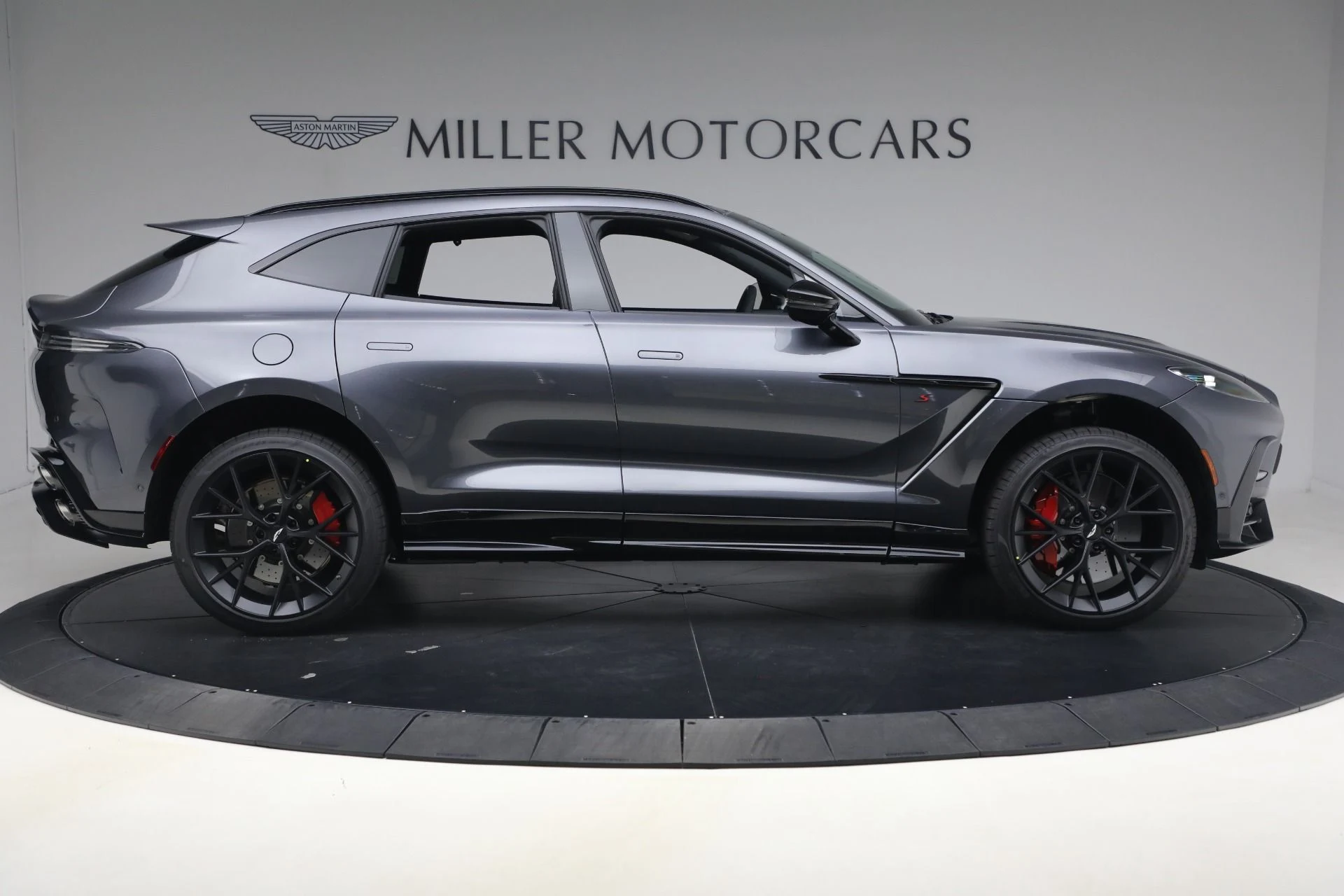 mph009_1346941030_New_2026_Aston_Martin_DBX_S_1775590521_8ca18aa0af