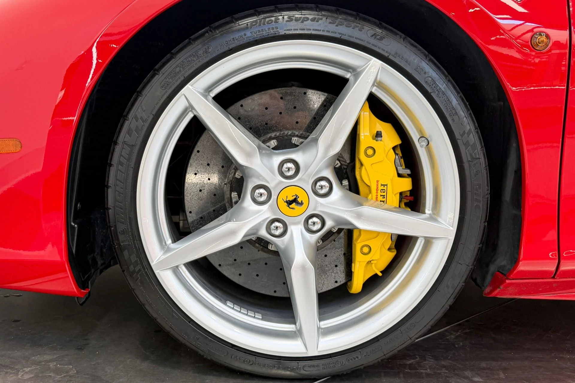 mph009_1352041925_Used_2018_Ferrari_488_Spider_Carbon_Fiber_Steering_Wheel_w_LE_Ds_Daytona_Seats_1784734540_5371e73fbf