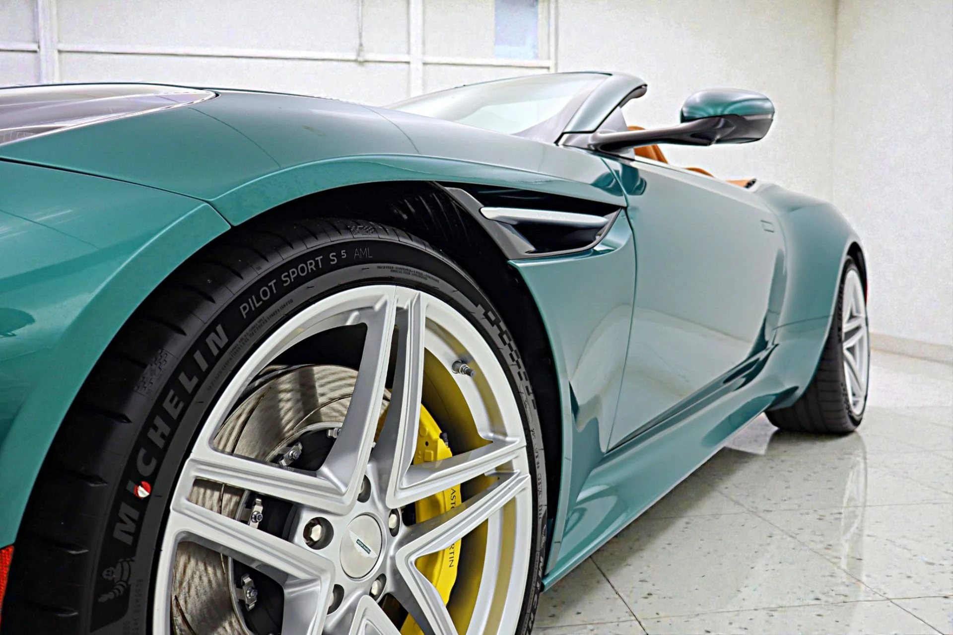 mph009_136143928_New_2026_Aston_Martin_DB_12_Volante_85815ec570