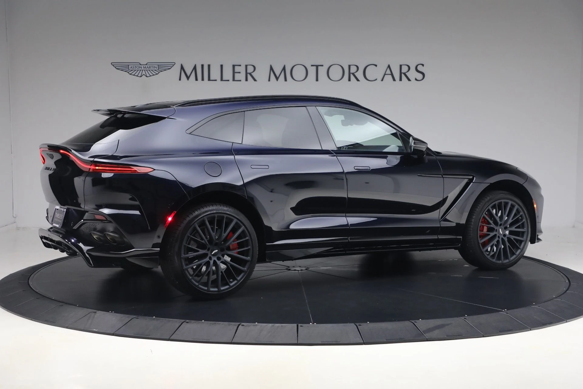 mph009_1366899110_Used_2025_Aston_Martin_DBX_707_1790965010_92b2df6b11