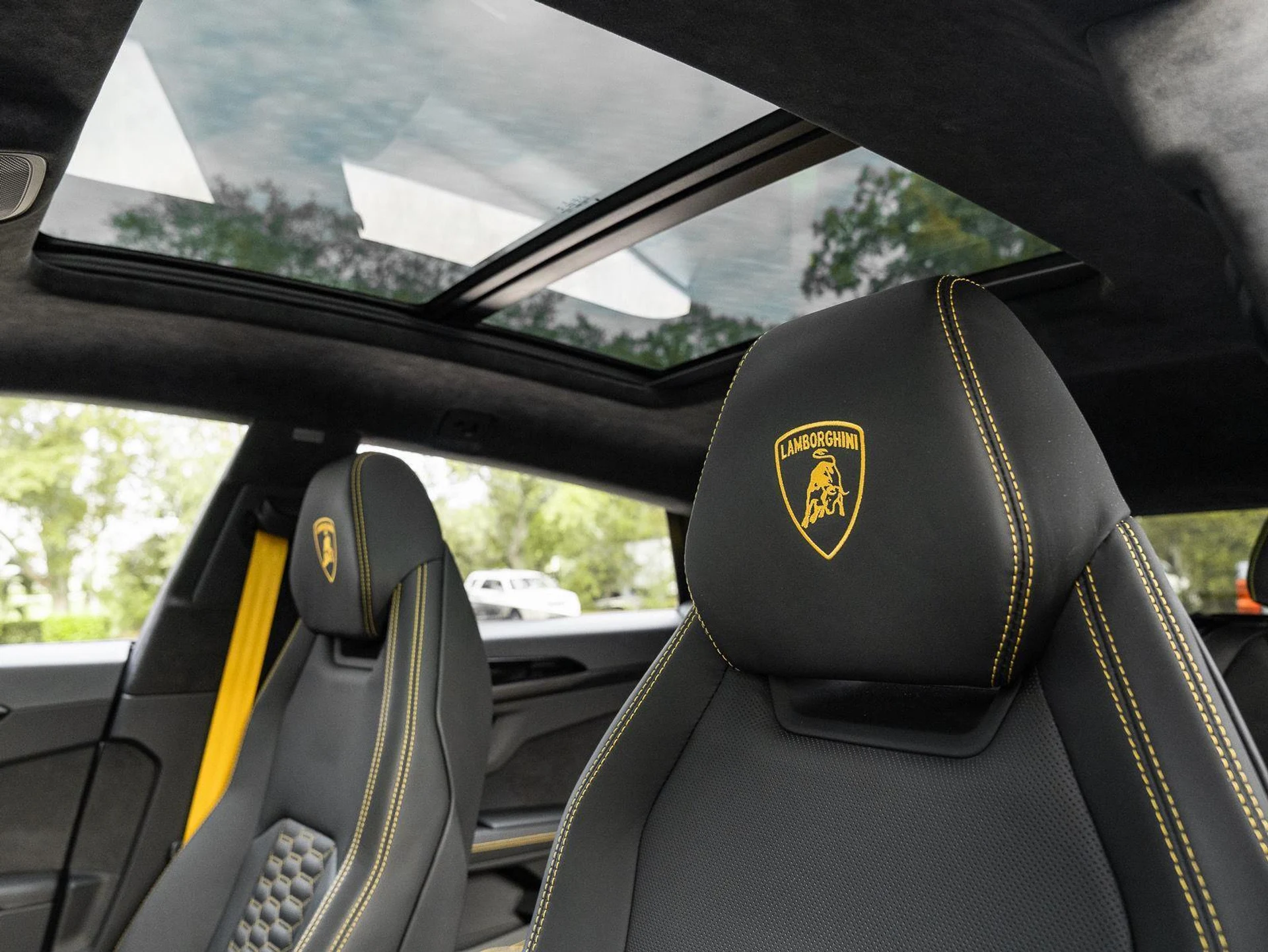 mph009_1383701668_Used_2022_Lamborghini_Urus_AWD_1777086161_803286aaab