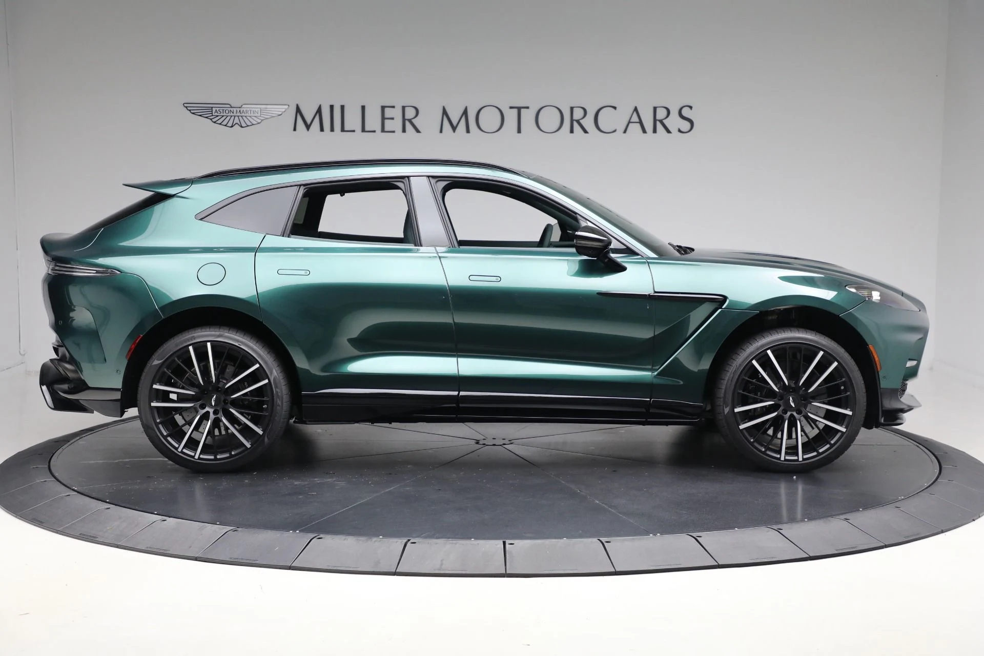 mph009_1386888291_New_2025_Aston_Martin_DBX_707_e1b3f83e74
