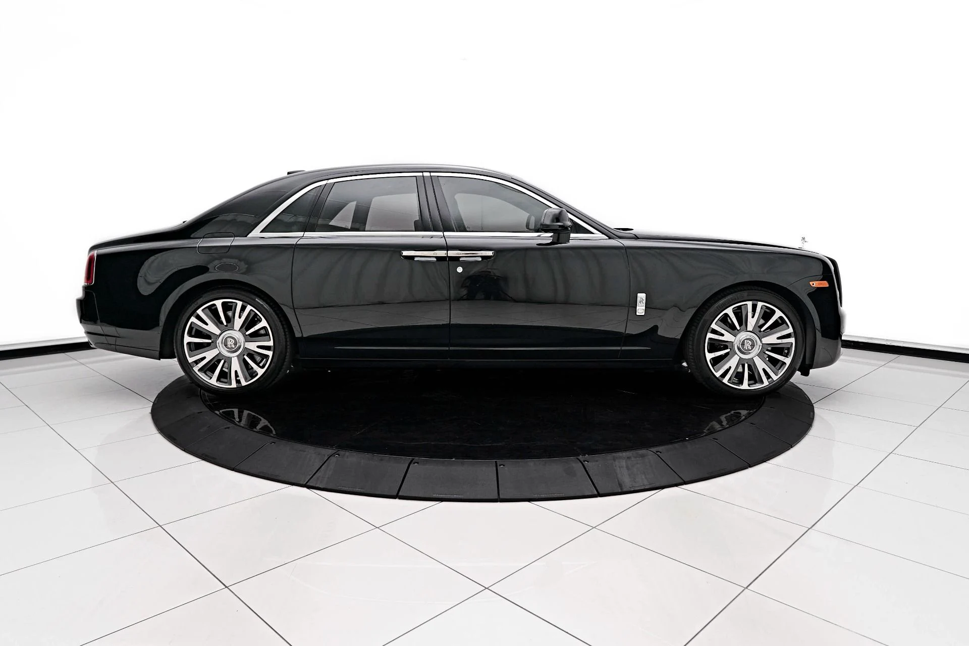 mph009_1392231473_Used_2019_Rolls_Royce_Ghost_Base_1713298107_f1754296c1