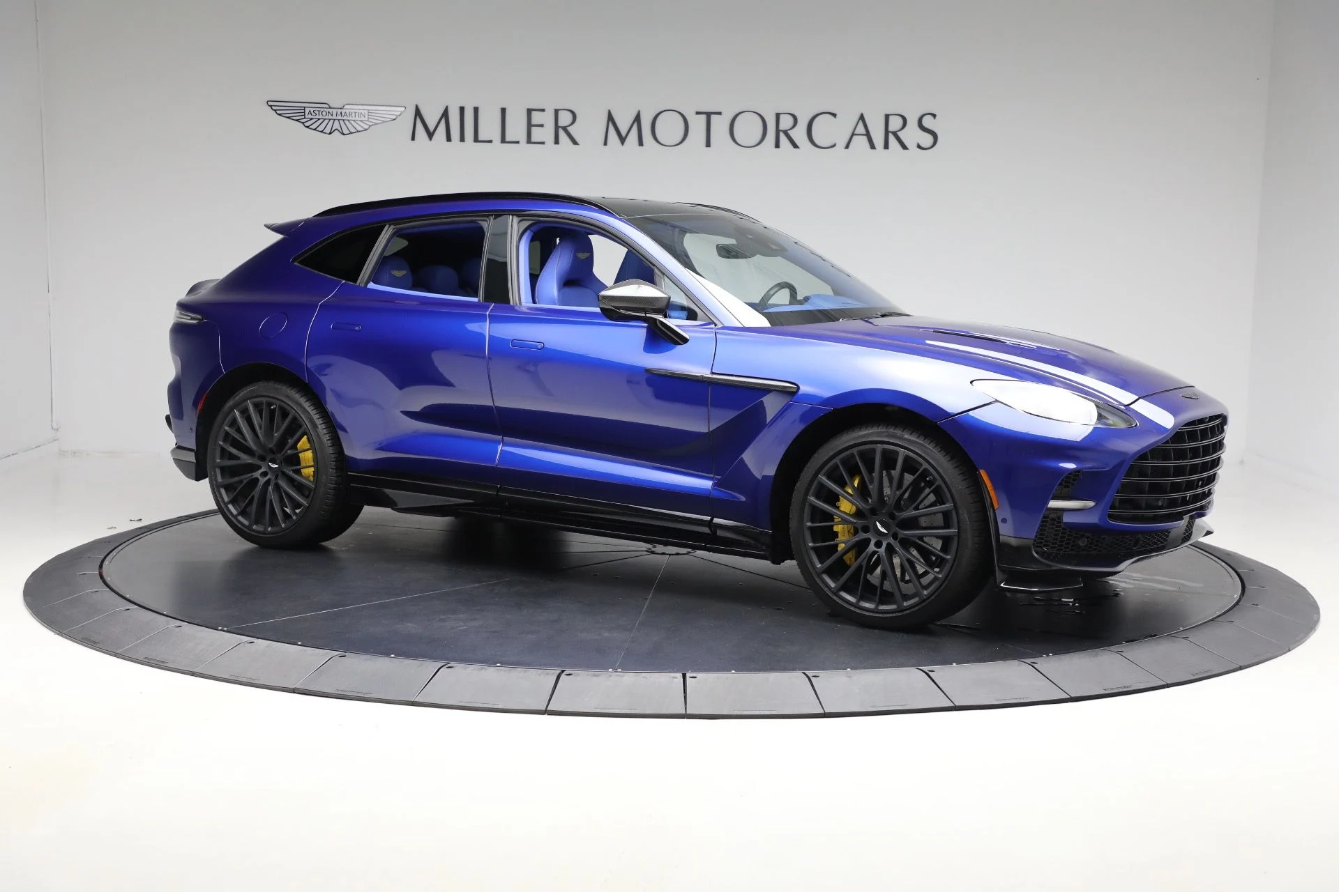mph009_1402852430_Used_2024_Aston_Martin_DBX_707_1761409470_90efade34b