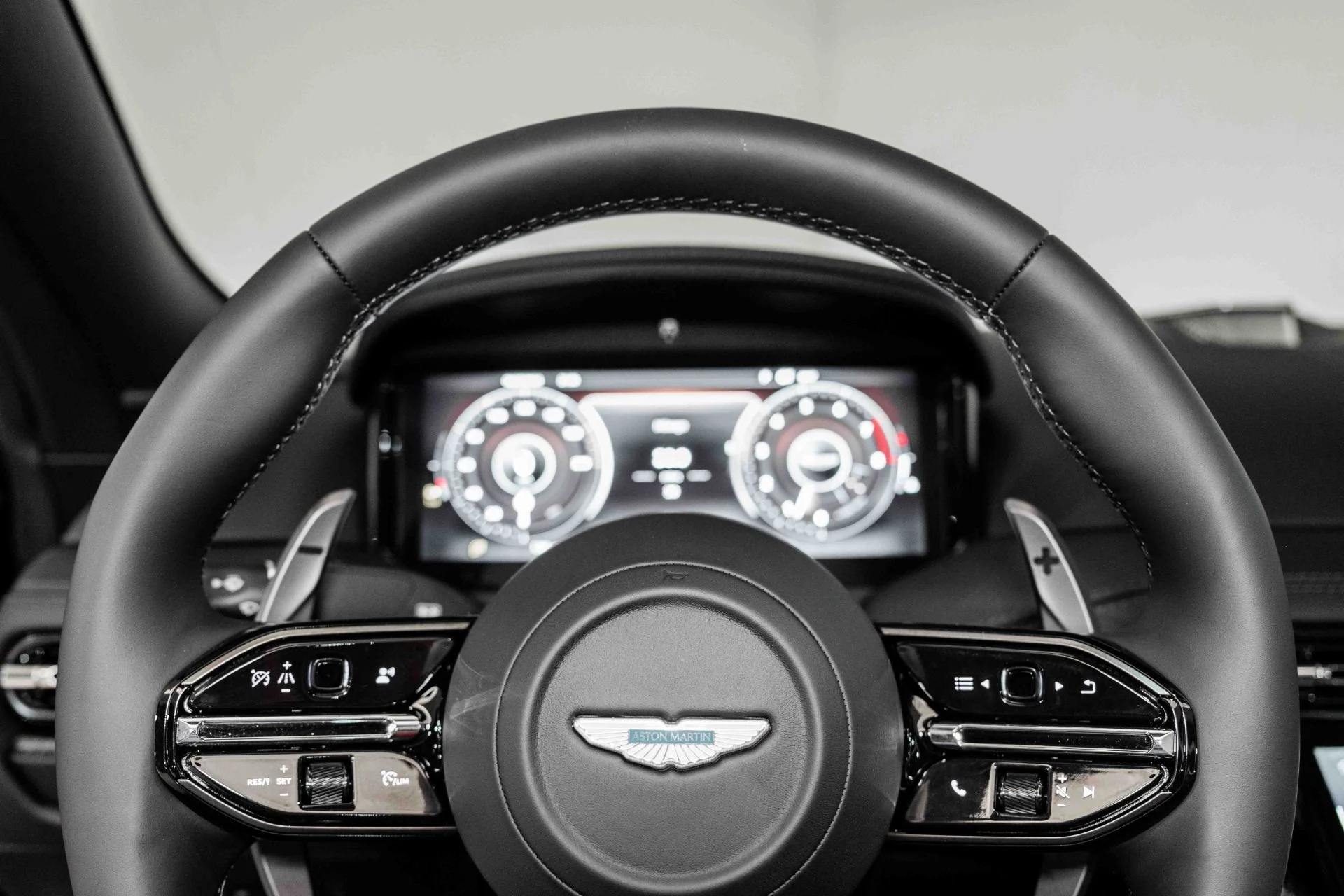 mph009_1416553619_Used_2025_Aston_Martin_DB_12_VOLANTE_Volante_1726938733_7b5b7b2035