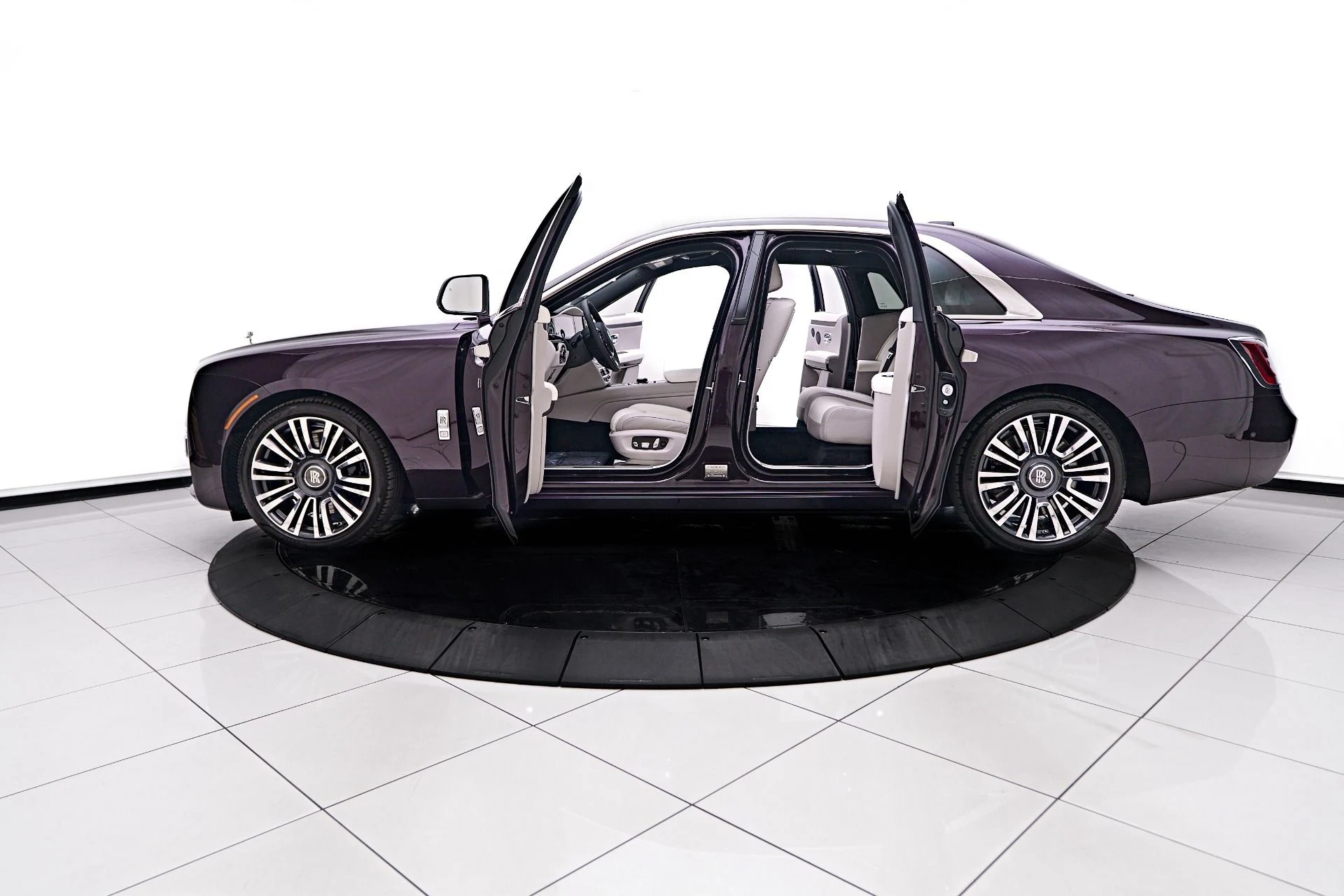 mph009_146136009_Used_2024_Rolls_Royce_Ghost_Base_1752169894_4c17a25d61