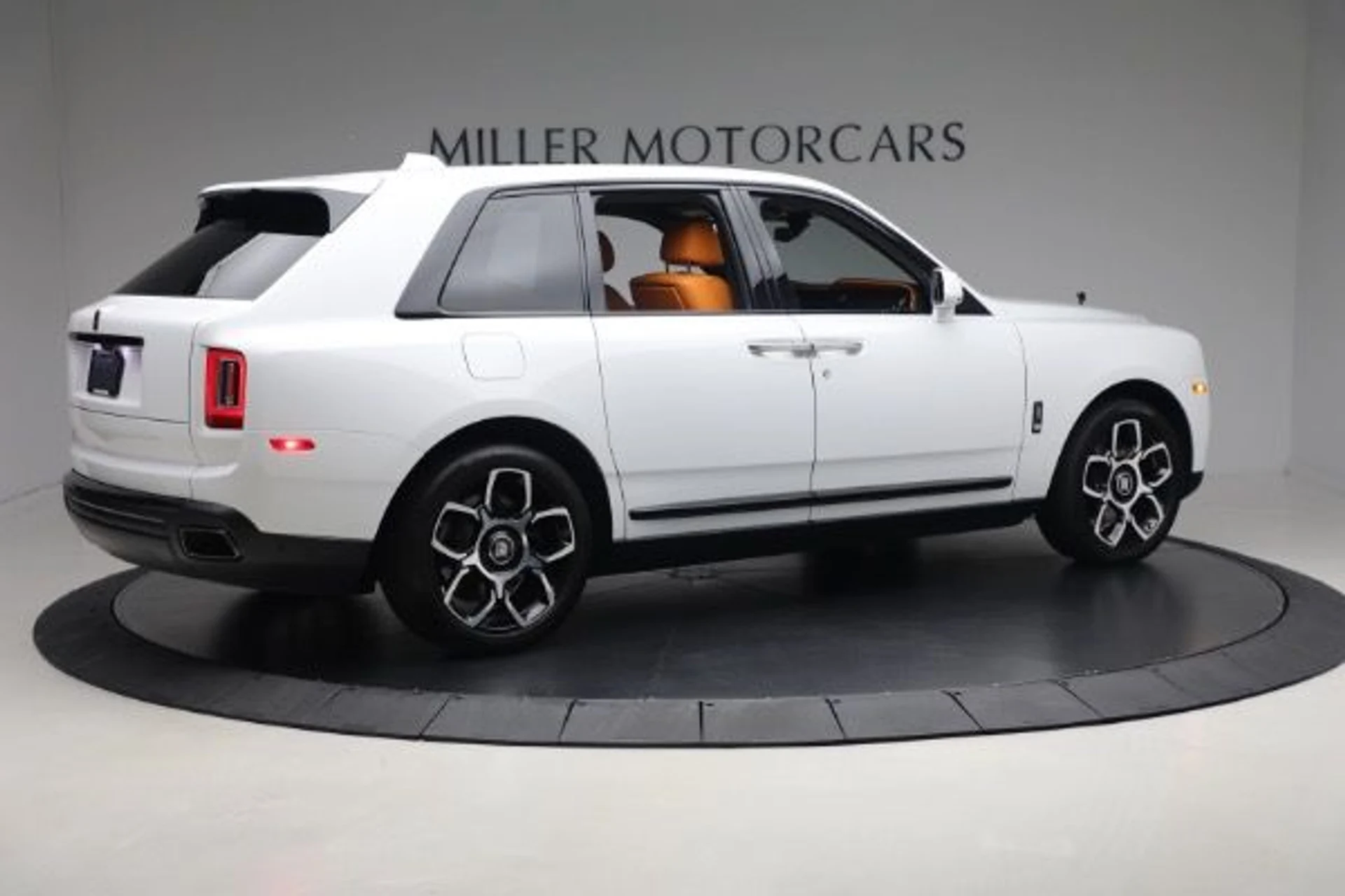 mph009_1463134286_Used_2022_Rolls_Royce_Black_Badge_Cullinan_84ad8fc7c3