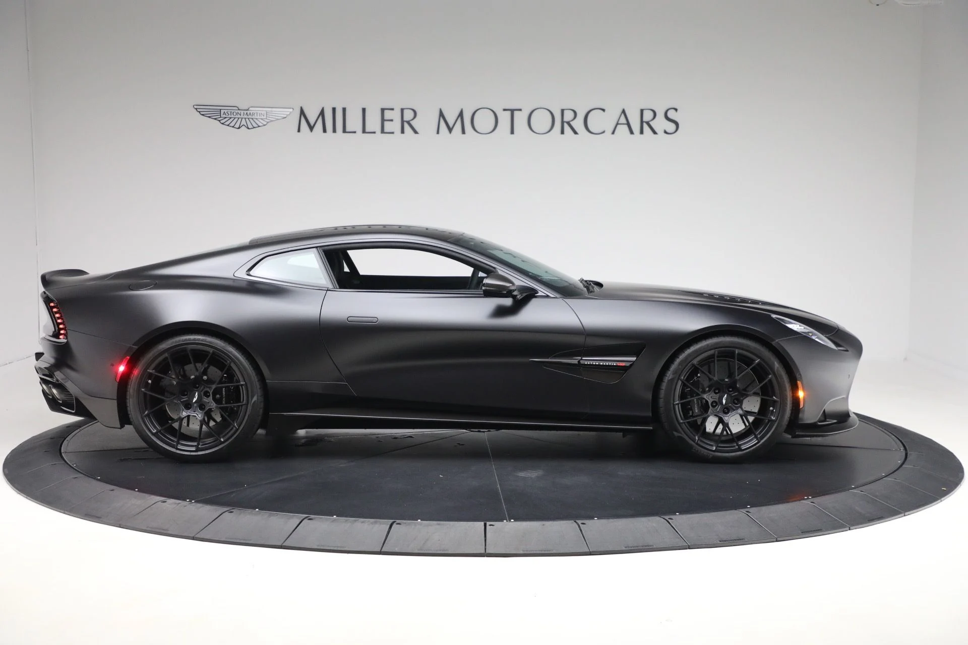 mph009_146314167_Used_2025_Aston_Martin_Vanquish_ae6bfcde4d