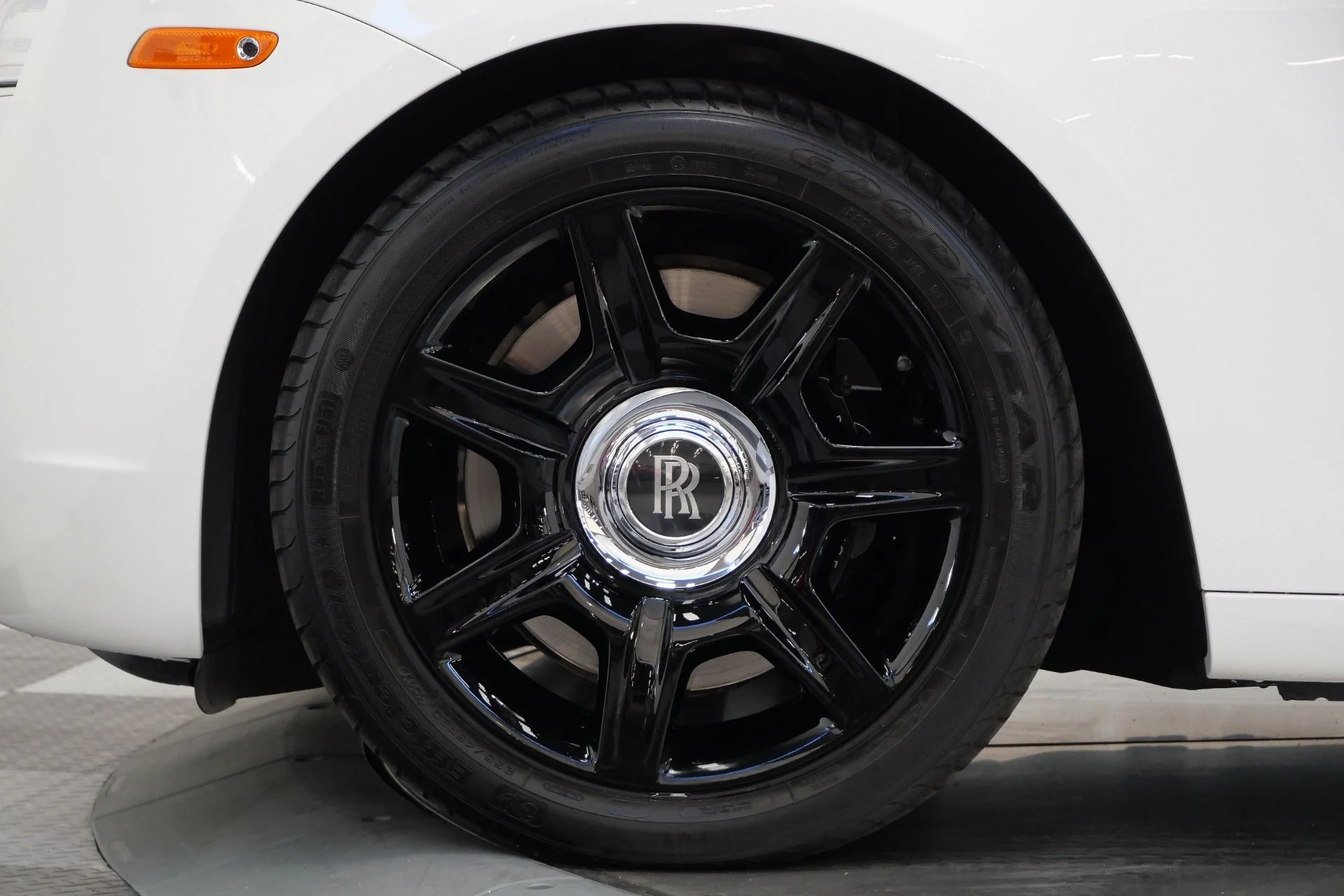 mph009_1484156399_Used_2013_Rolls_Royce_Ghost_Rear_Theatre_Configuration_Sunroof_Picnic_Tables_1765817779_7519829e97