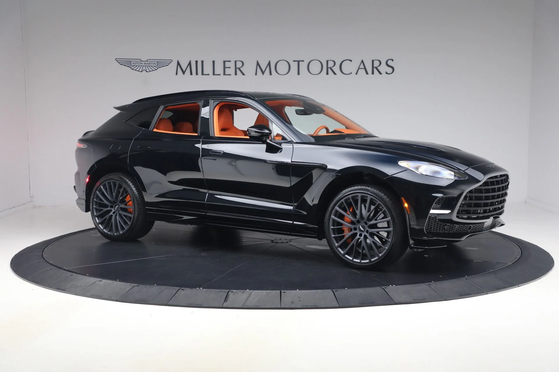 mph009_1511123139_Used_2025_Aston_Martin_DBX_707_1788625144_8bff0bd64e