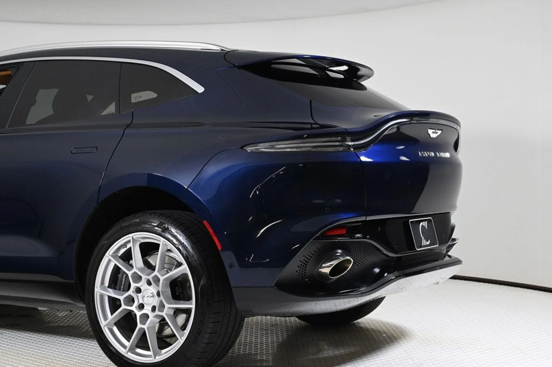 mph009_1518878161_used_2021_aston_martin_dbx_base_11350_22922965_9_1024_f74a9562ab