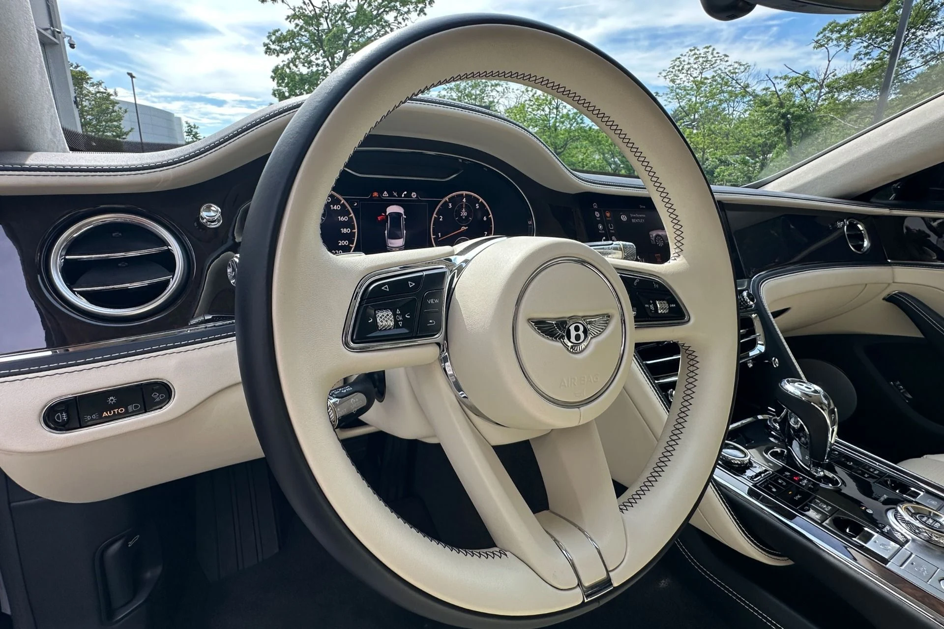 mph009_1520767395_Used_2022_Bentley_Flying_Spur_V8_1779967865_4b8de27288