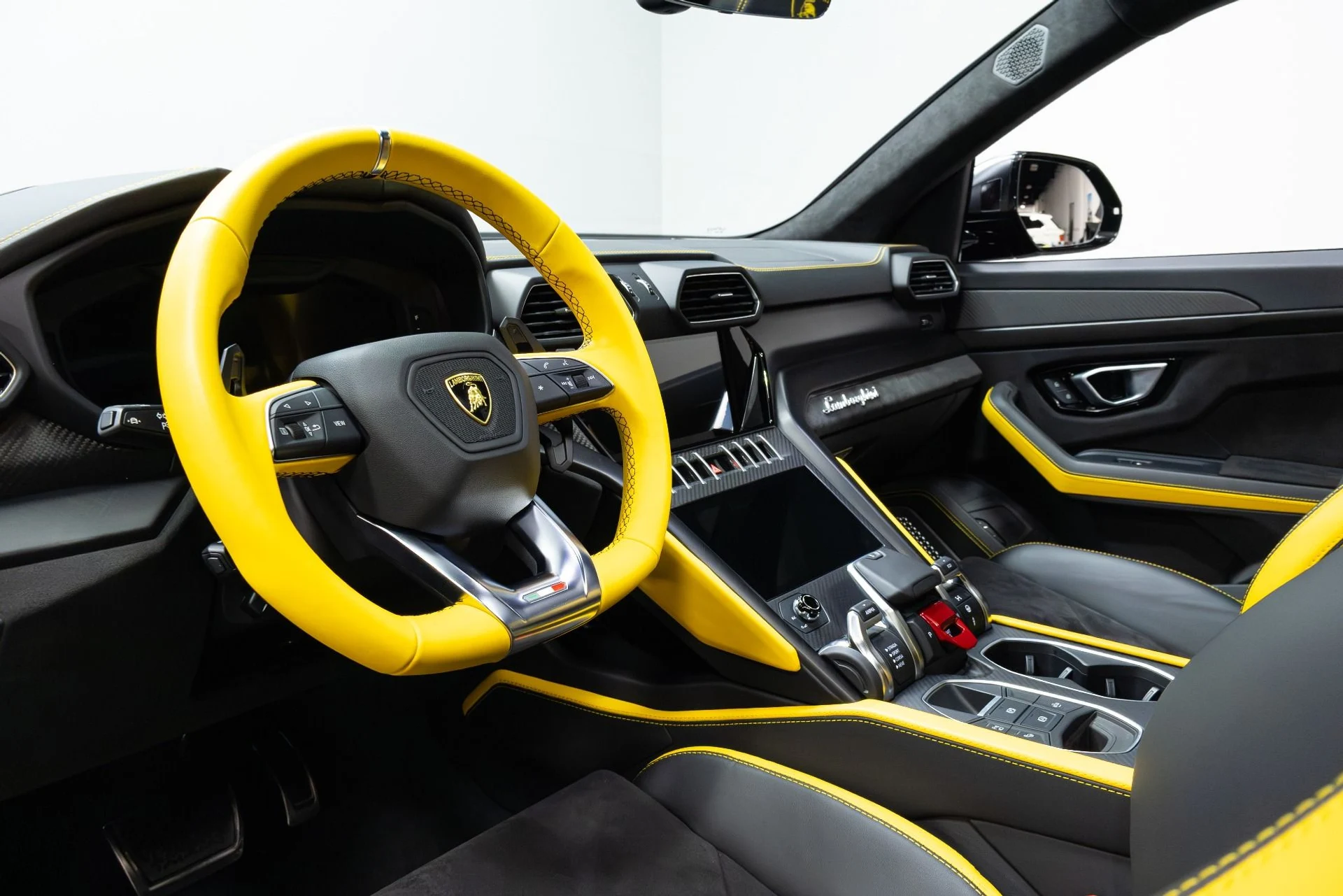 mph009_1521512557_Used_2022_Lamborghini_Urus_Graphite_Capsule_1775757245_1bb91d5332